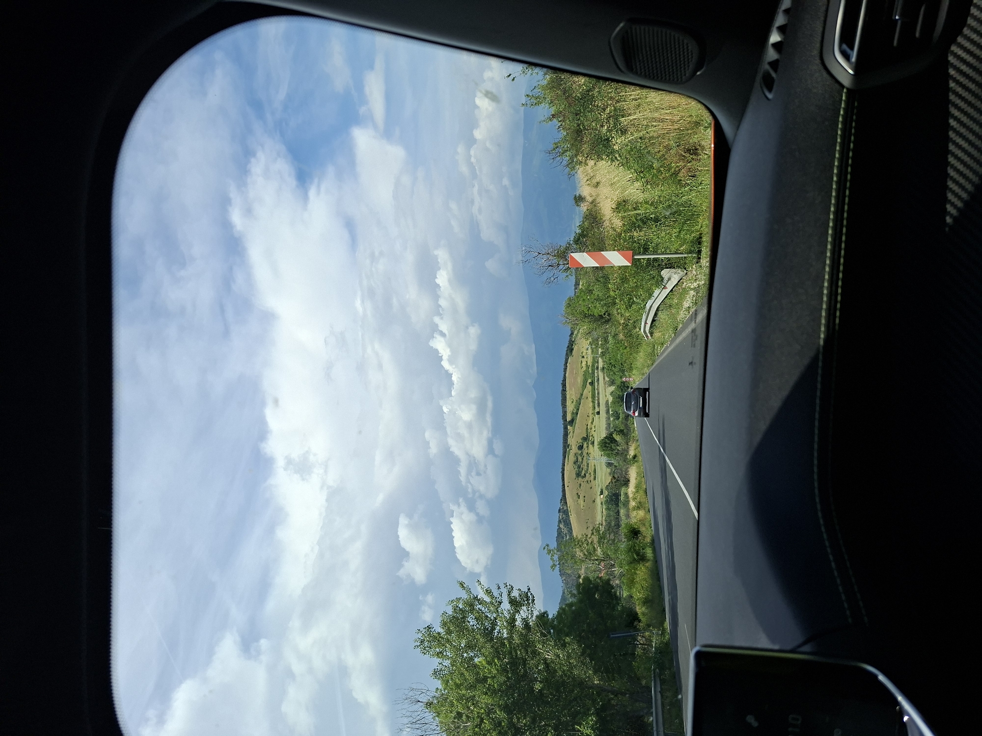 Traveler captures scenic road view in Mihiltsi, Bulgaria