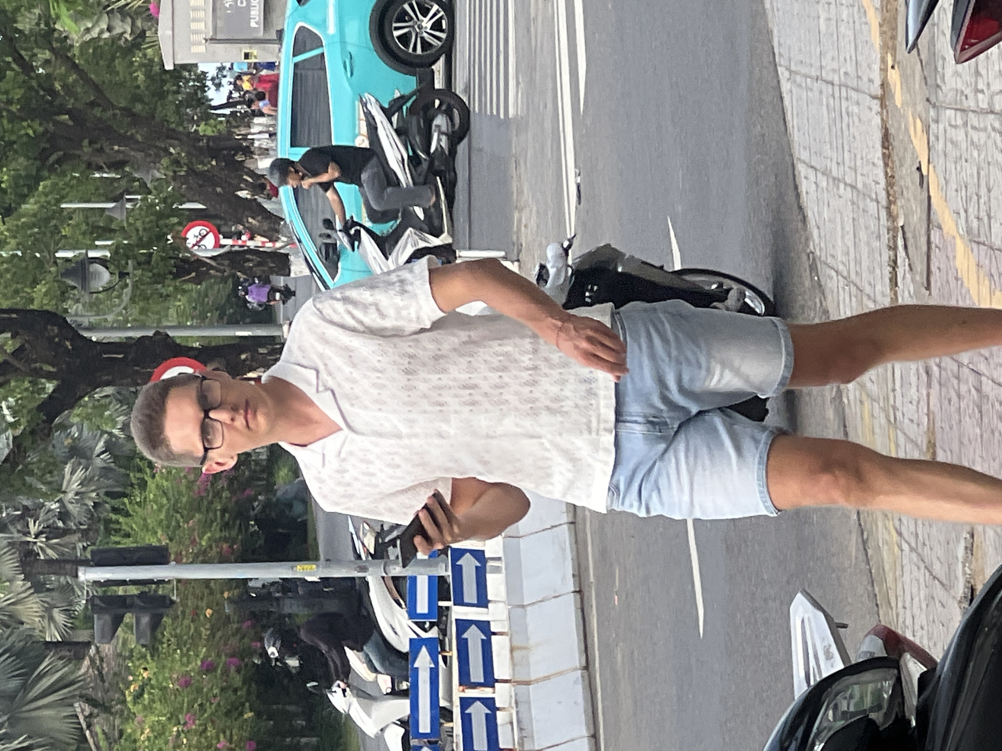 Morning street life and music captured across Da Nang