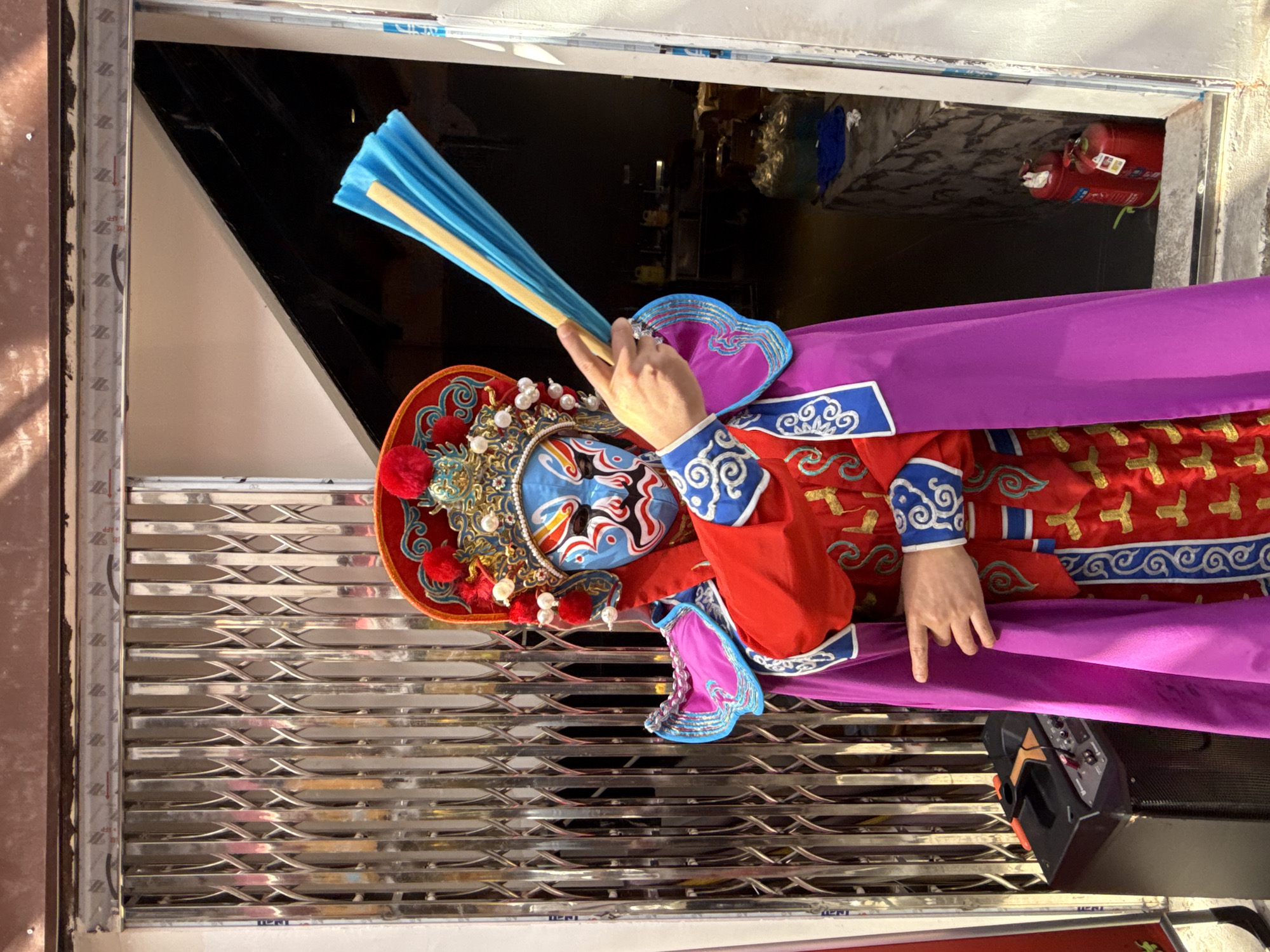 Chinese opera performer entertains tourists in Shapingba District