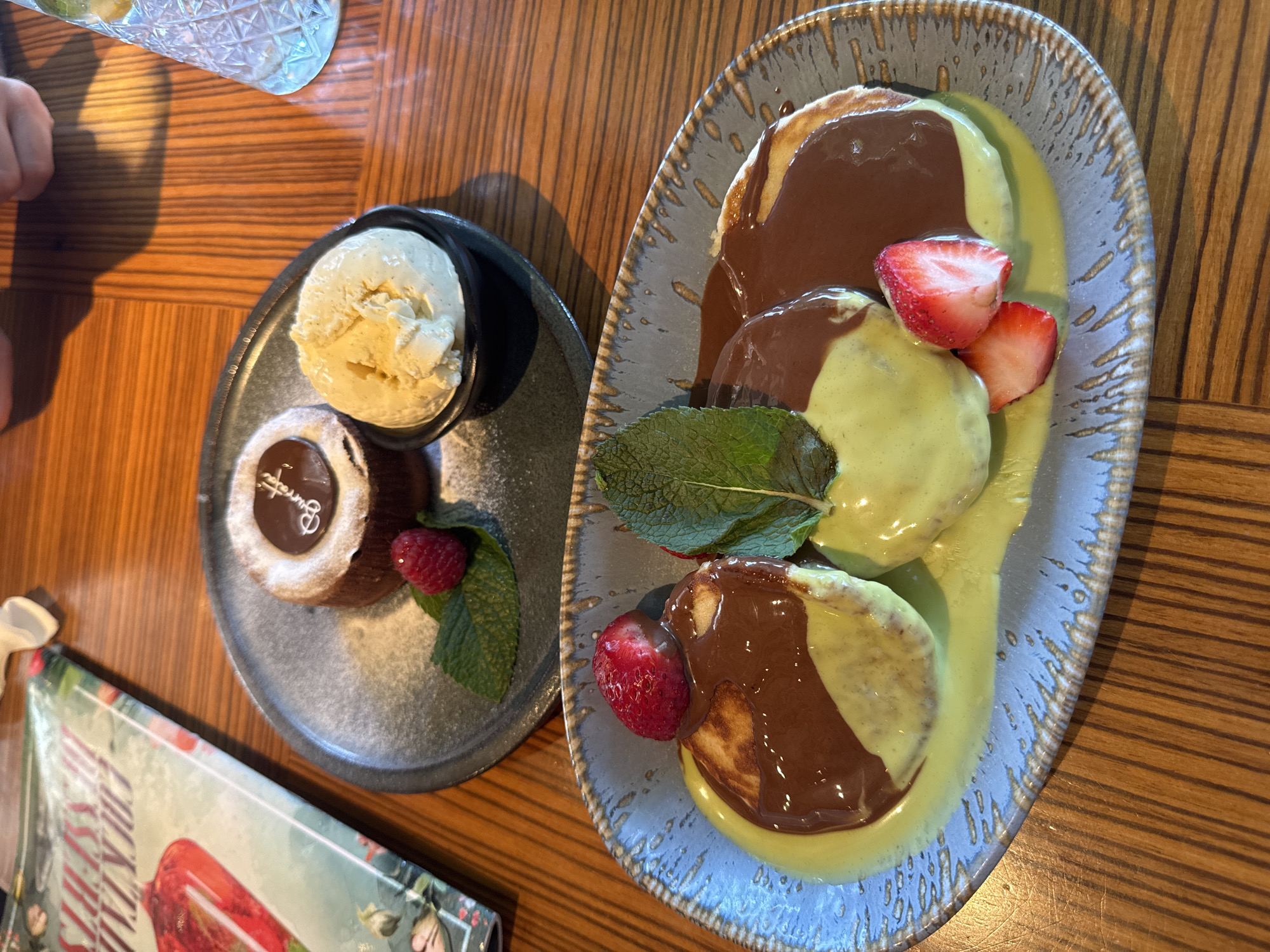 Soufflé pancakes and iced cocktails on a wooden table