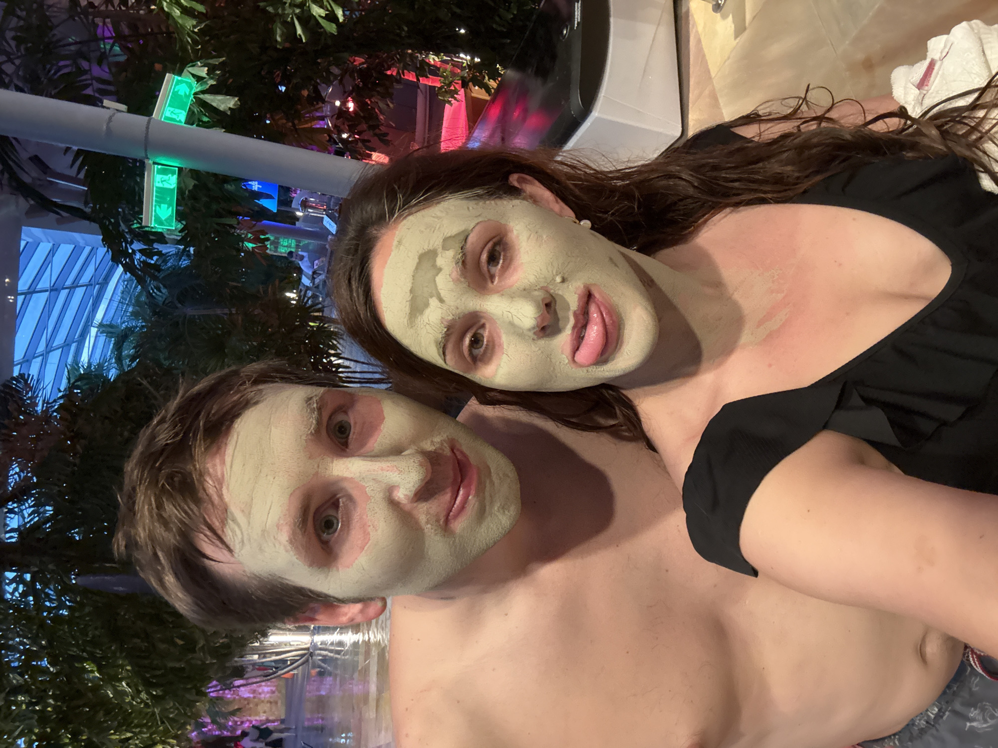Spa evening in Săftica, green masks and ambient pink lighting