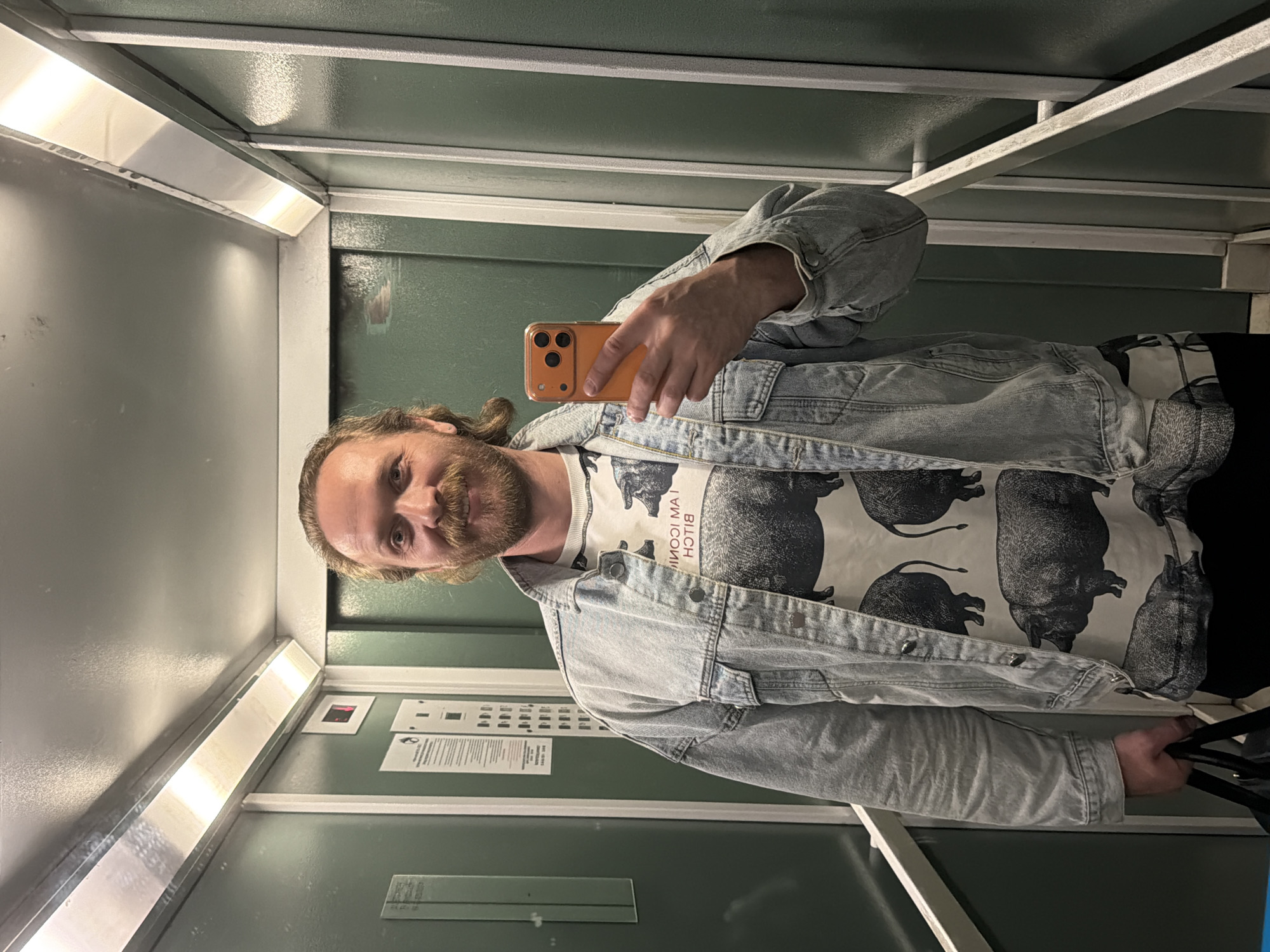 Man takes elevator selfie in Saint Petersburg