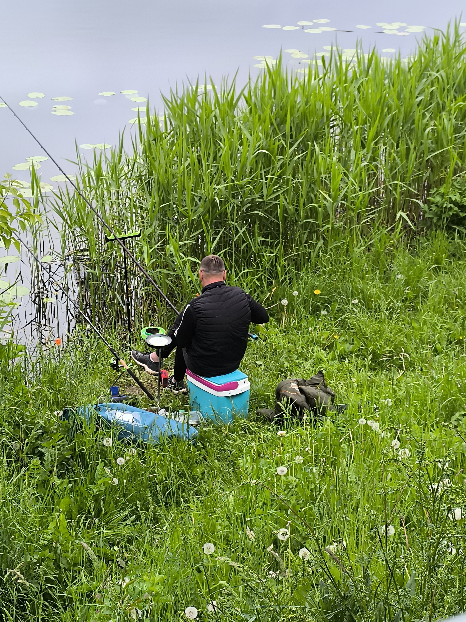 Spring morning leisure activities documented across Klaipėda park waters
