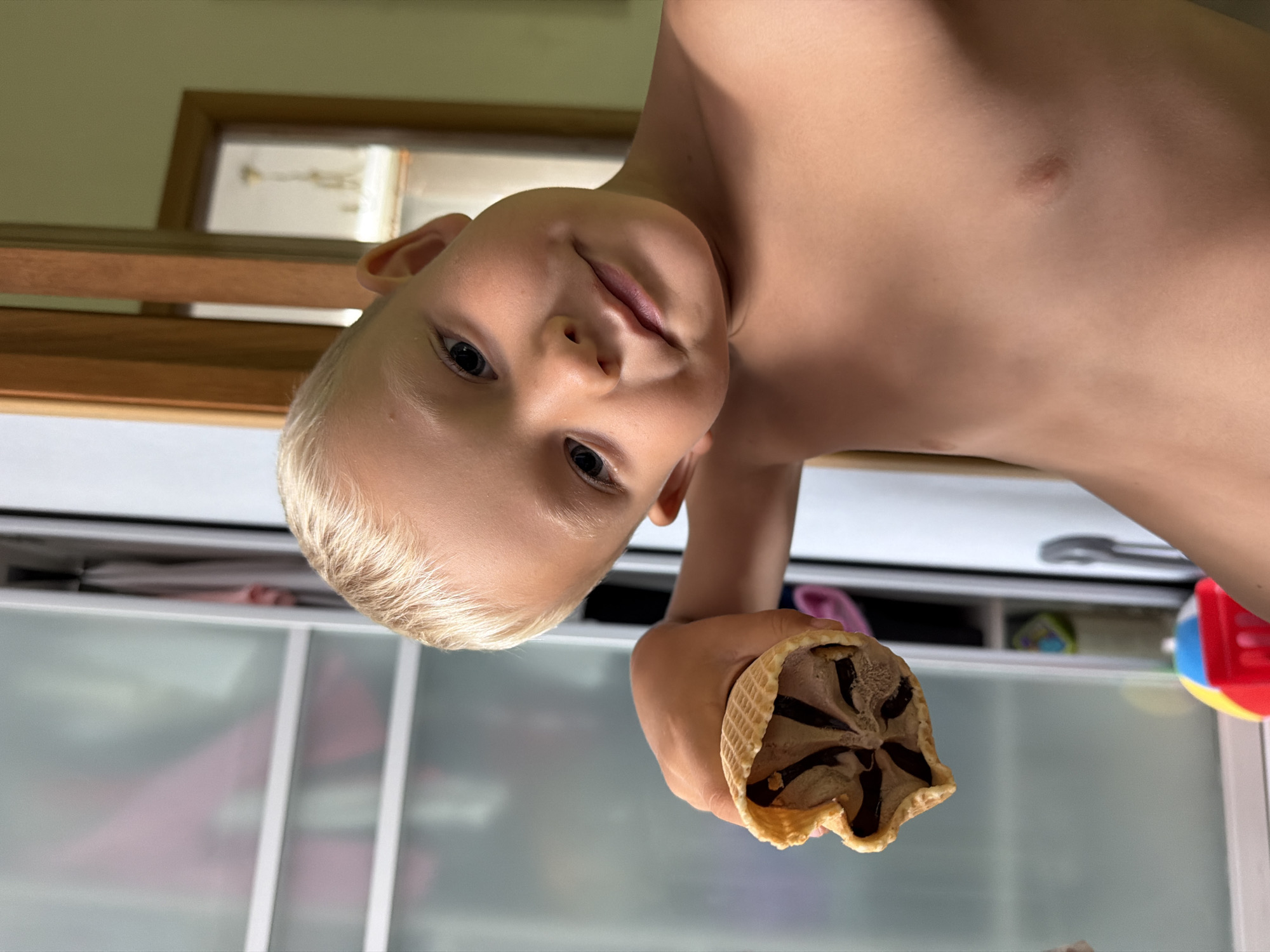 Lazy summer morning in Sochi: ice cream and phone cameras