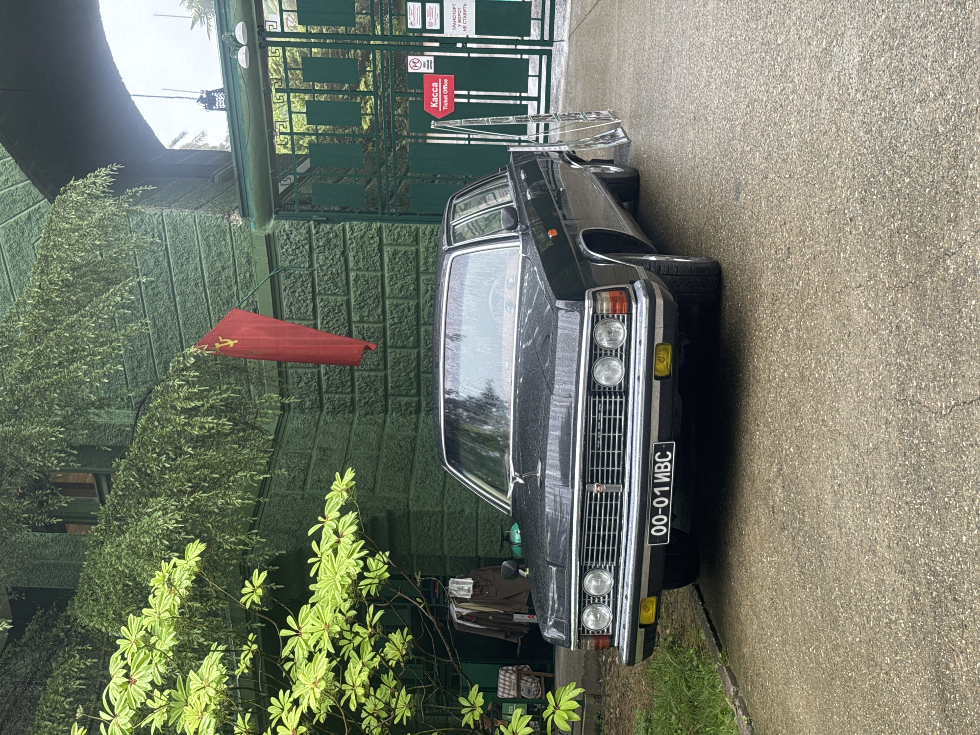 Vintage car and foggy forests documented in Sochi