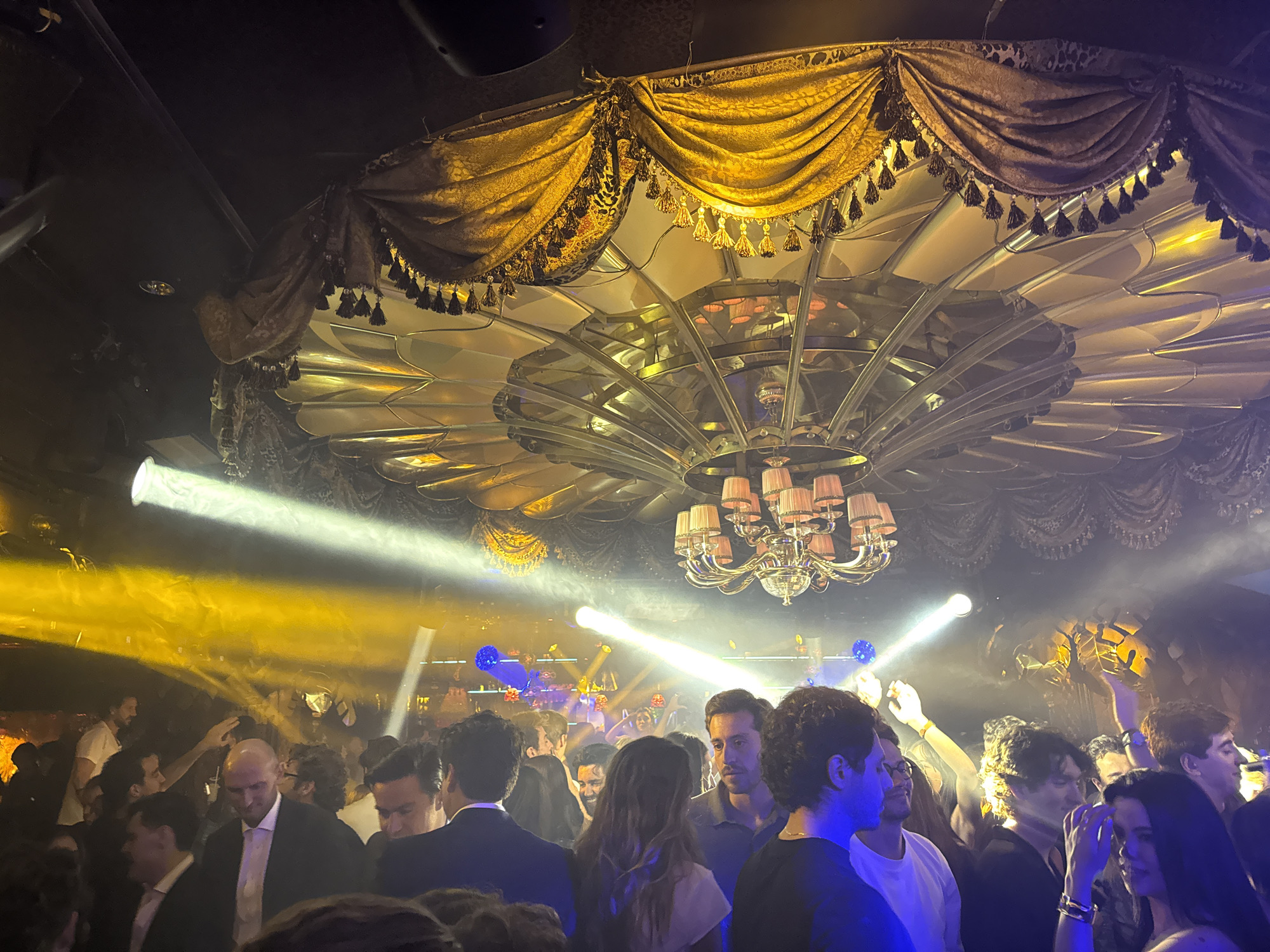 Early morning nightclub scene captured in Mexico City