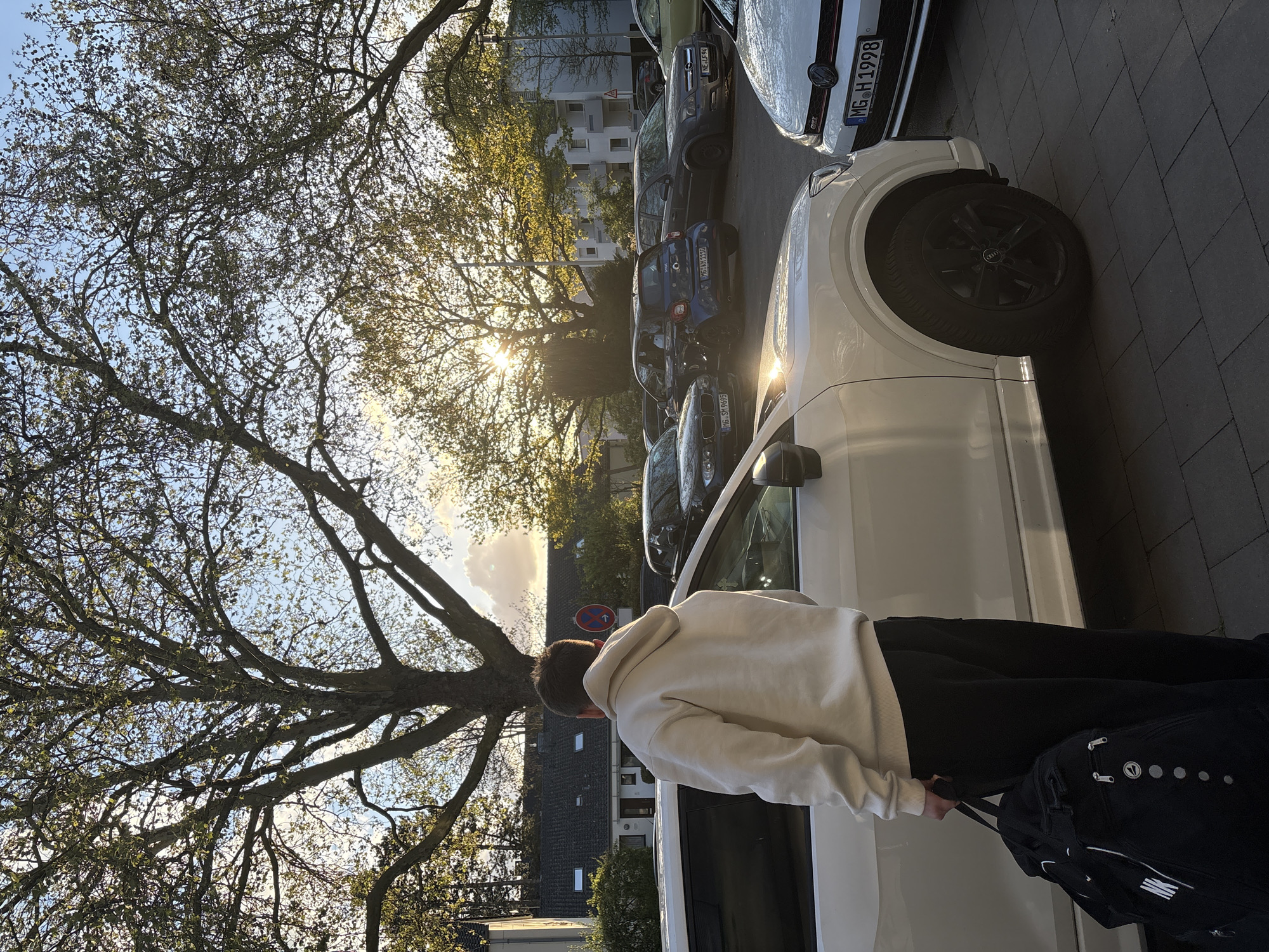 Person observed beside white car in Mönchengladbach street