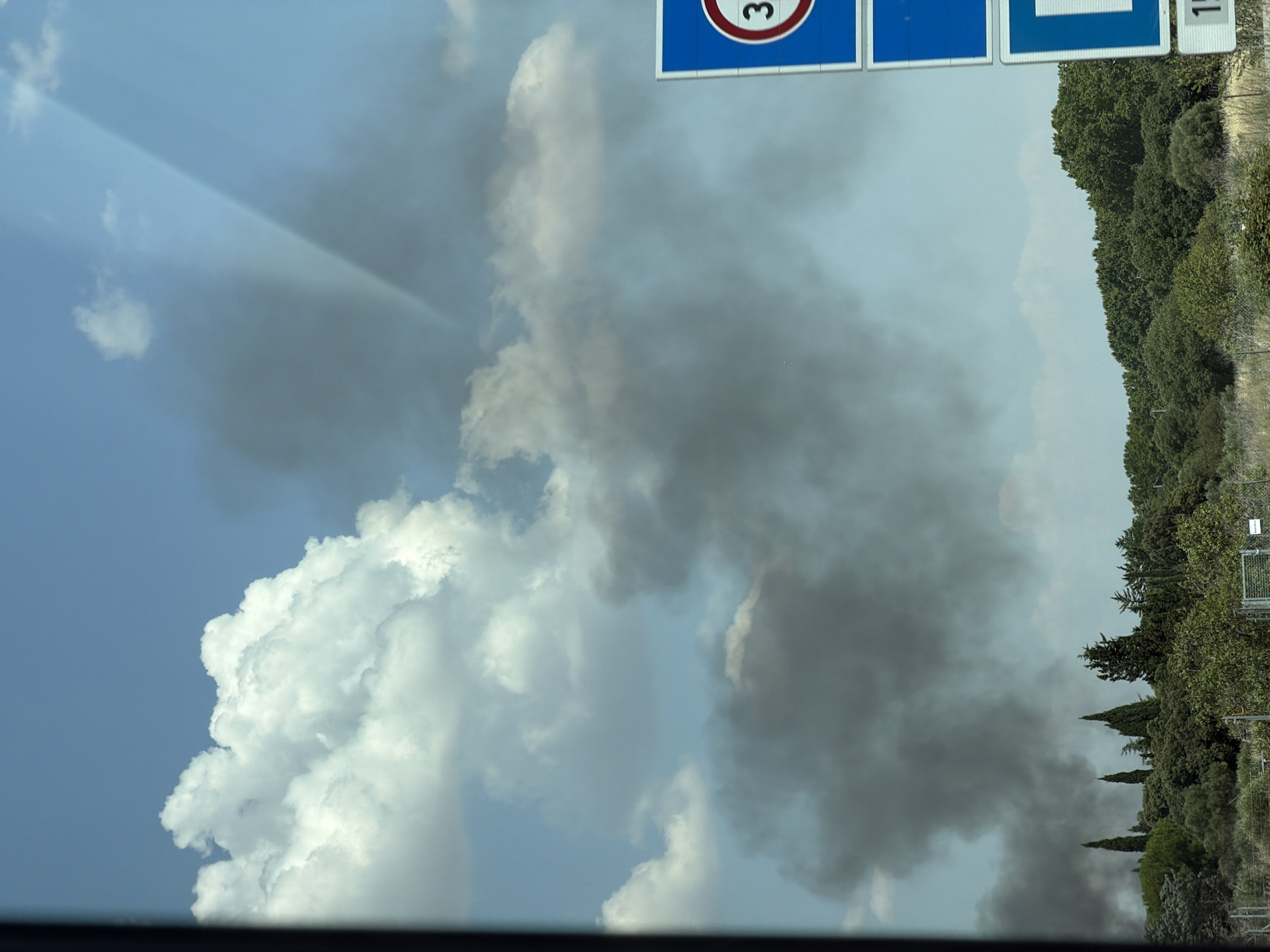 Heavy smoke plume rises over Bernis, France