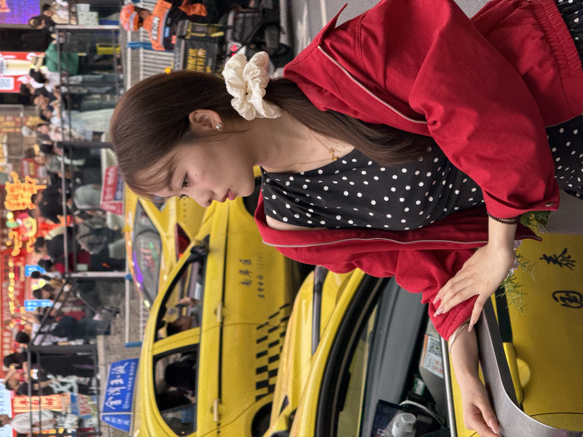 Young women spotted near yellow taxis in Liangjiang
