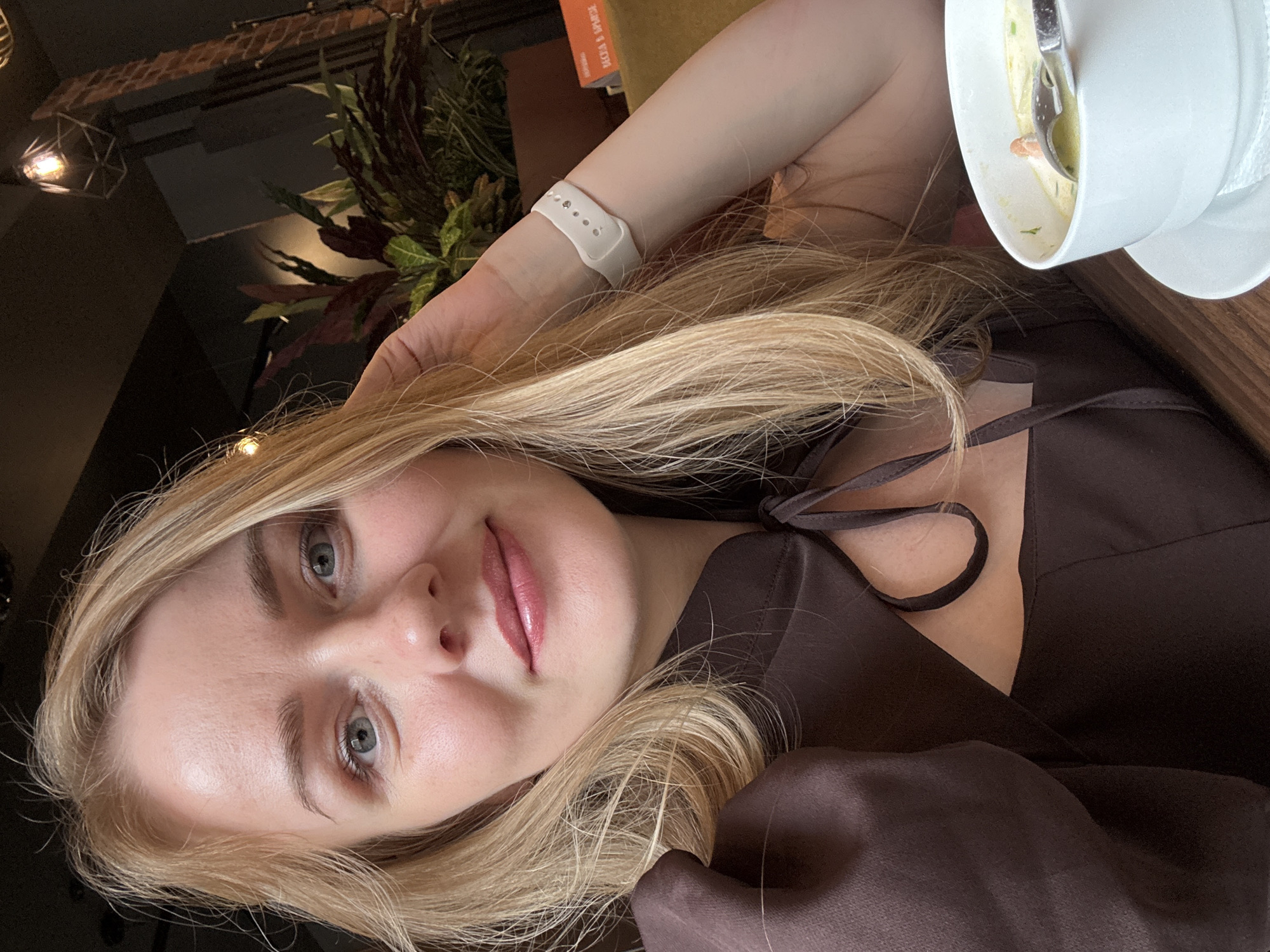 Couple enjoys pastries and selfies at Saint Petersburg café