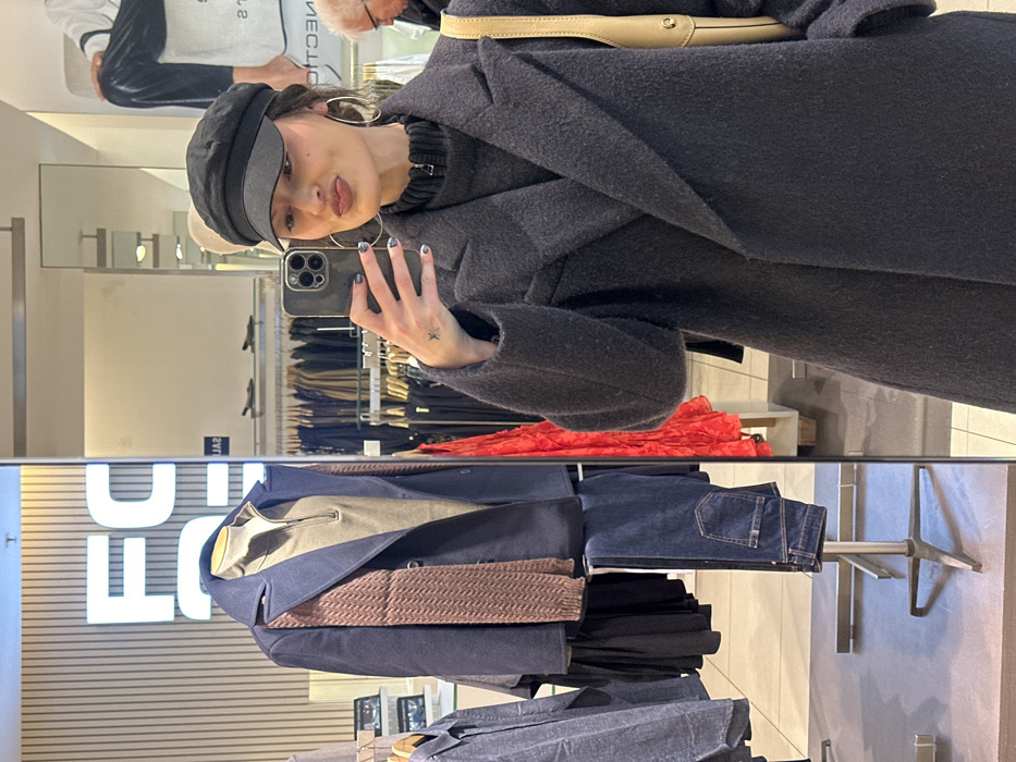 Shopper takes mirror selfies in Tunbridge Wells clothing store
