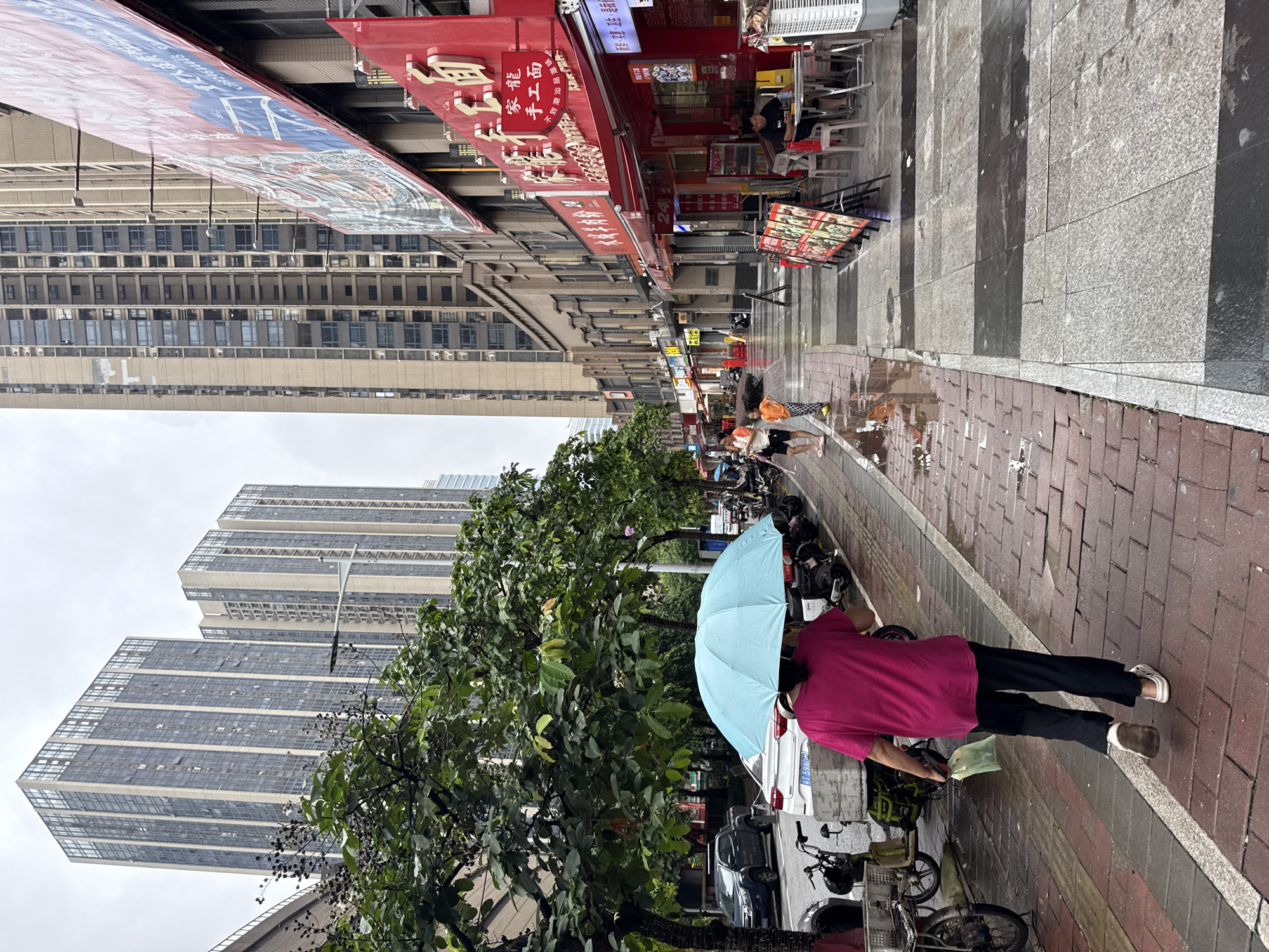 Rainy early morning on the streets of Haizhu District
