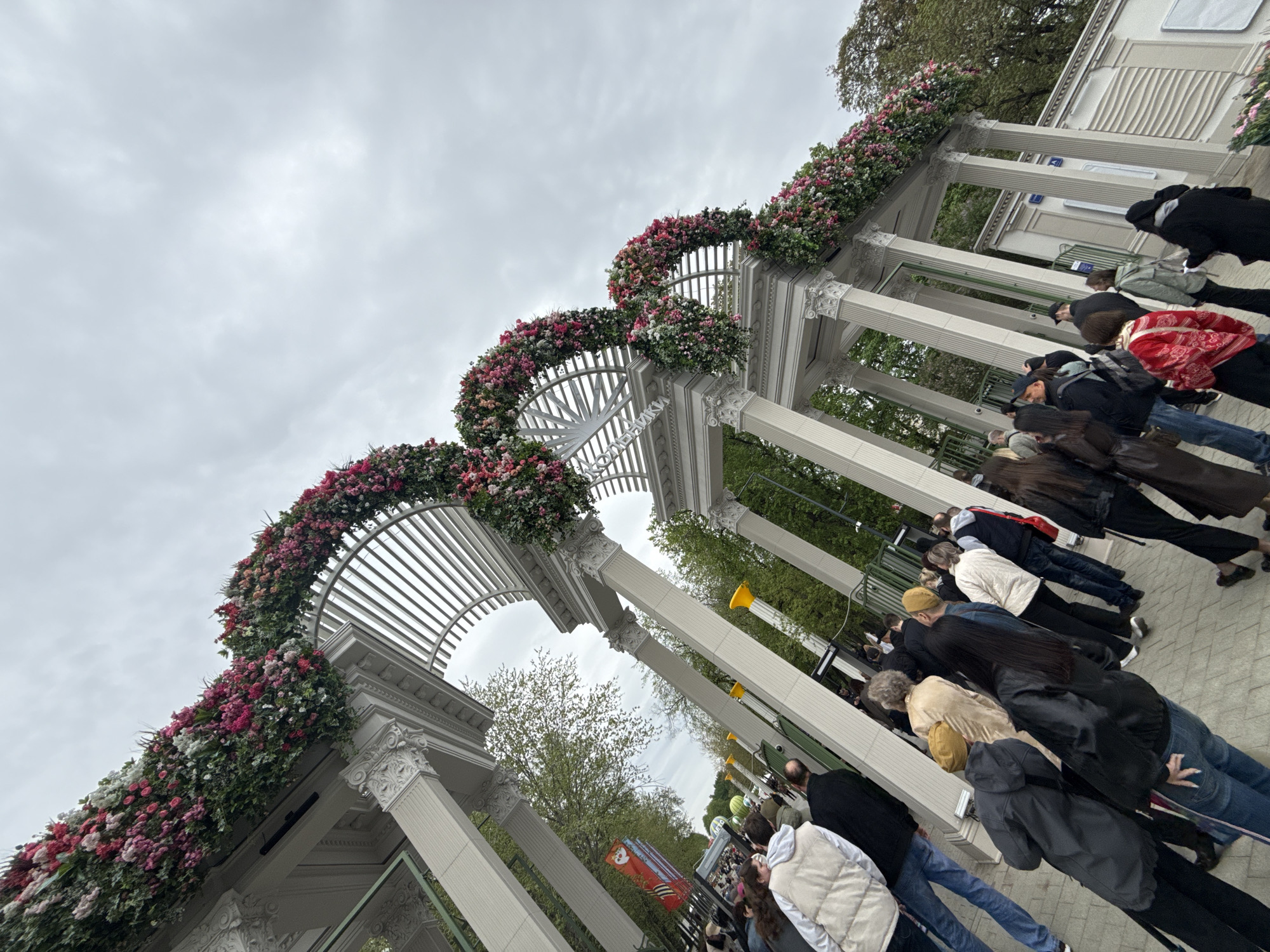Spring afternoon brings street music, playground activity to Moscow