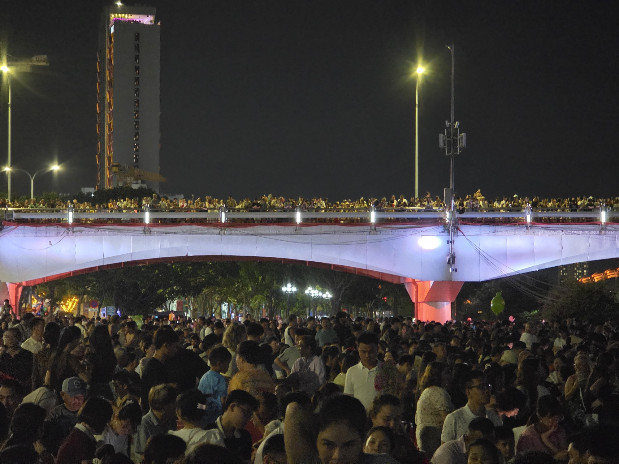 Evening crowds gather along Han River waterfront in Đà Nẵng