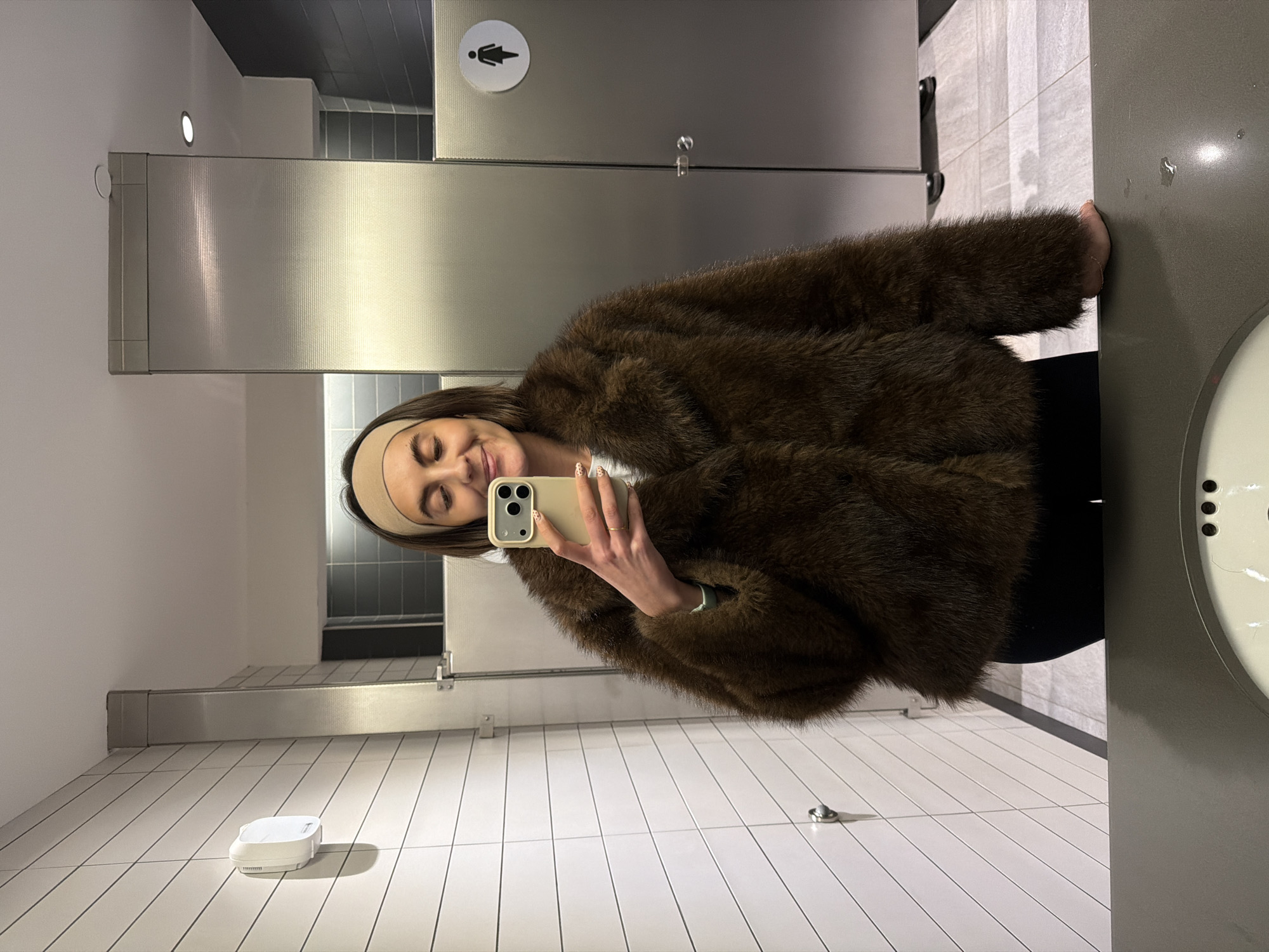 Evening moments captured in Laval: restroom selfie, street accordion performance