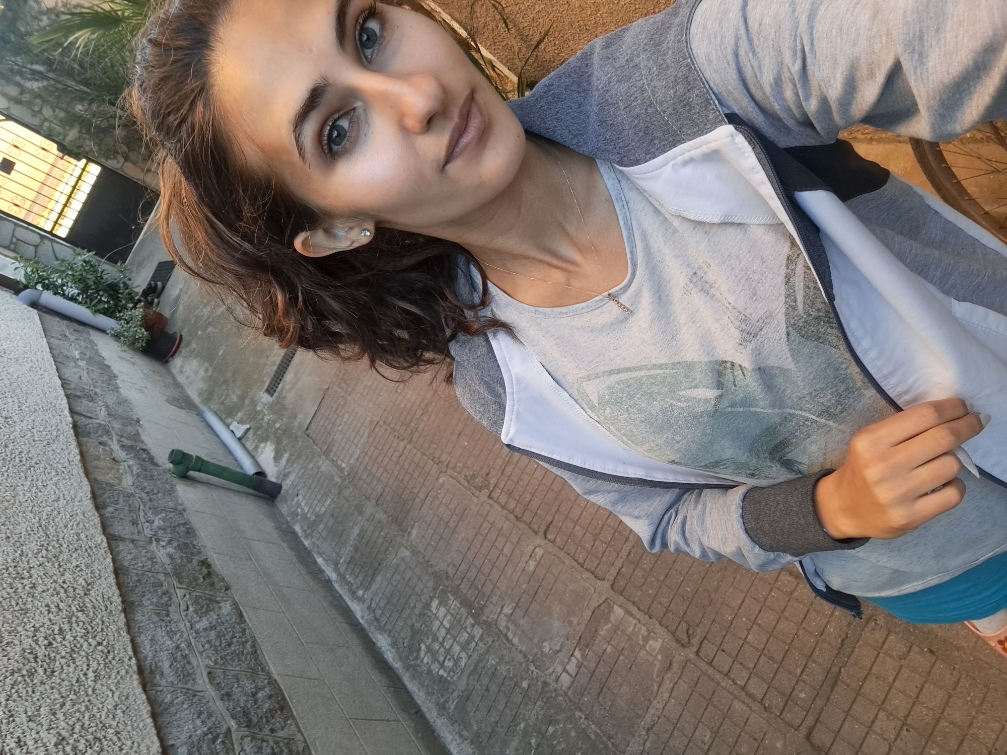 Casual afternoon hangout at a Chepintsi home with dogs and food