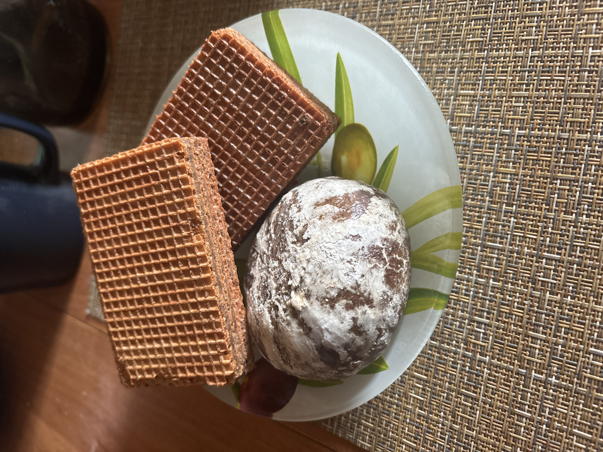 Morning life captured in Chaikovsky: breakfast, commute, public transit