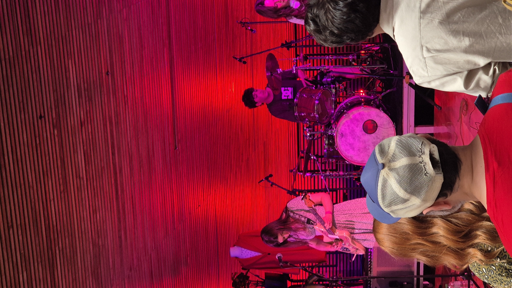 Live music performance documented in València venue