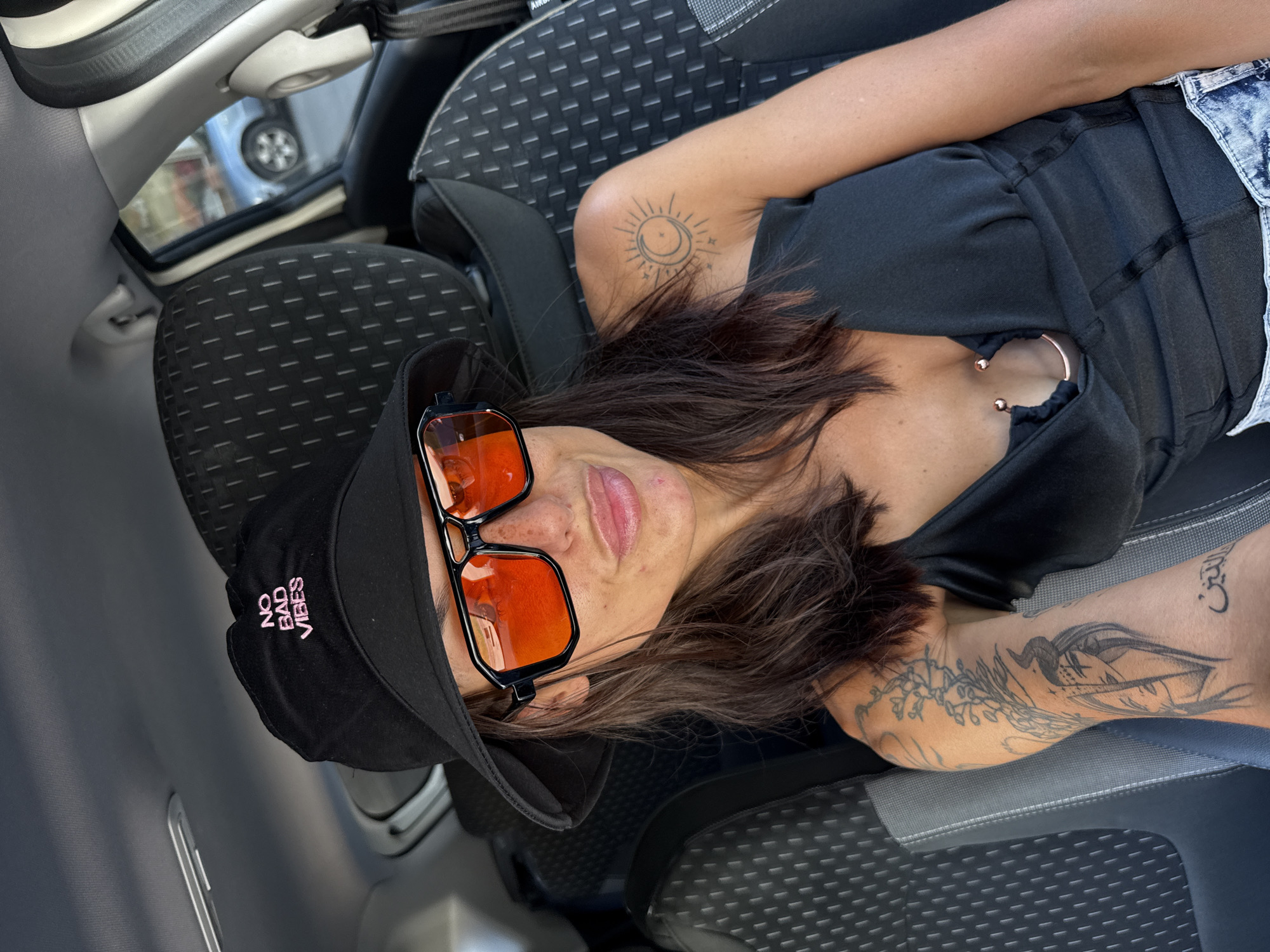 Parked up in Pleven with bold accessories and ink