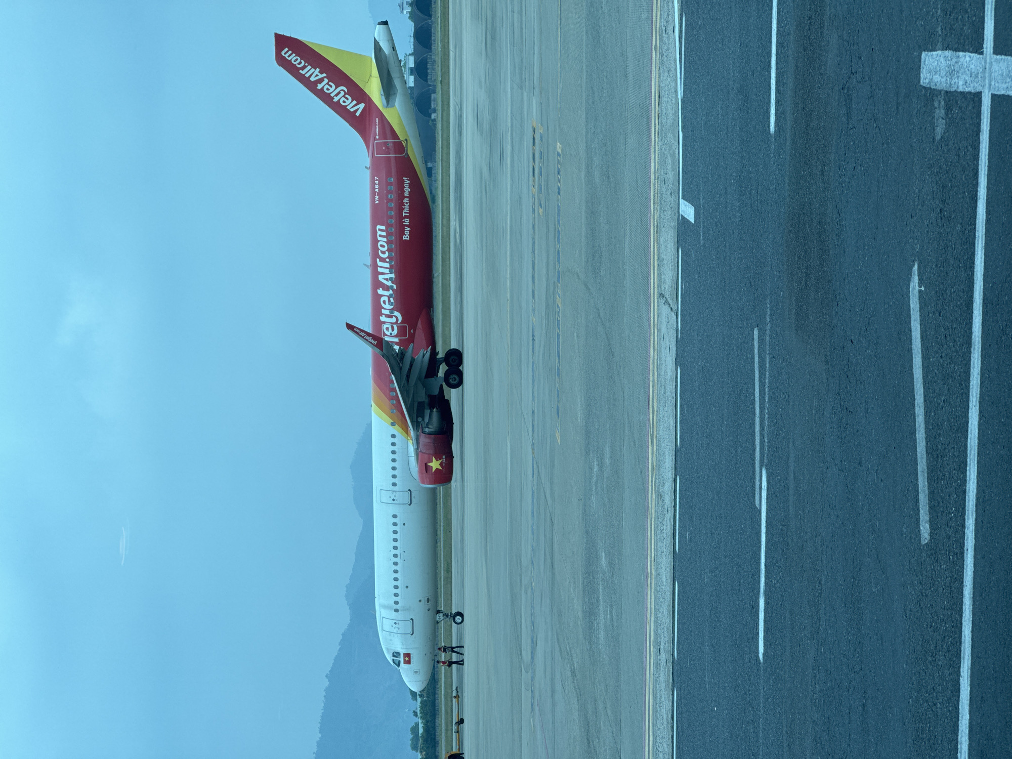 Early morning airport operations documented at Da Nang International