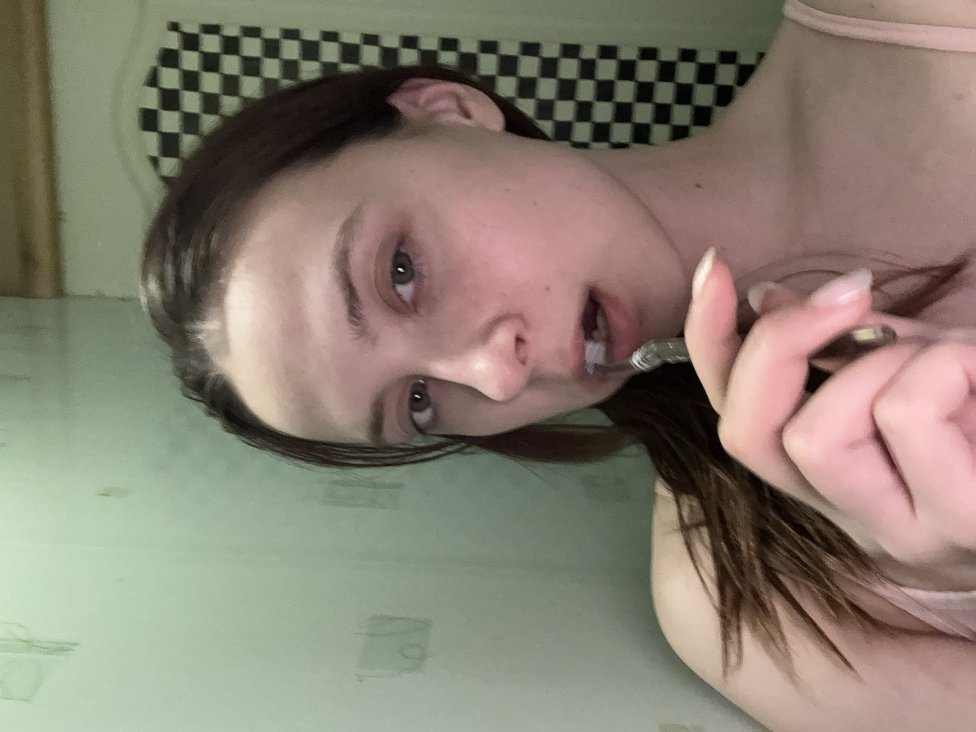 Woman brushing teeth captured by witnesses in Russia