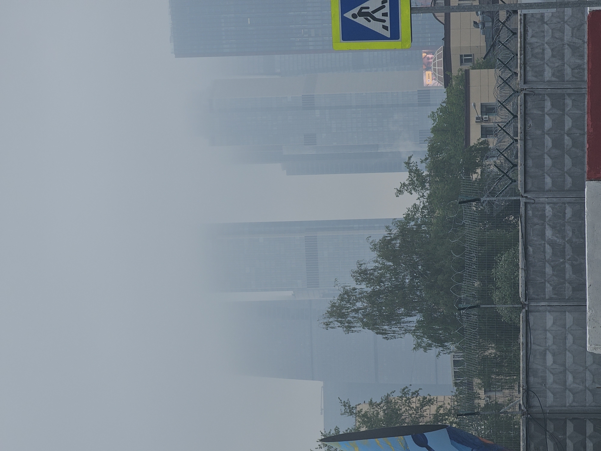 Heavy smog blankets Moscow business district, reduces visibility