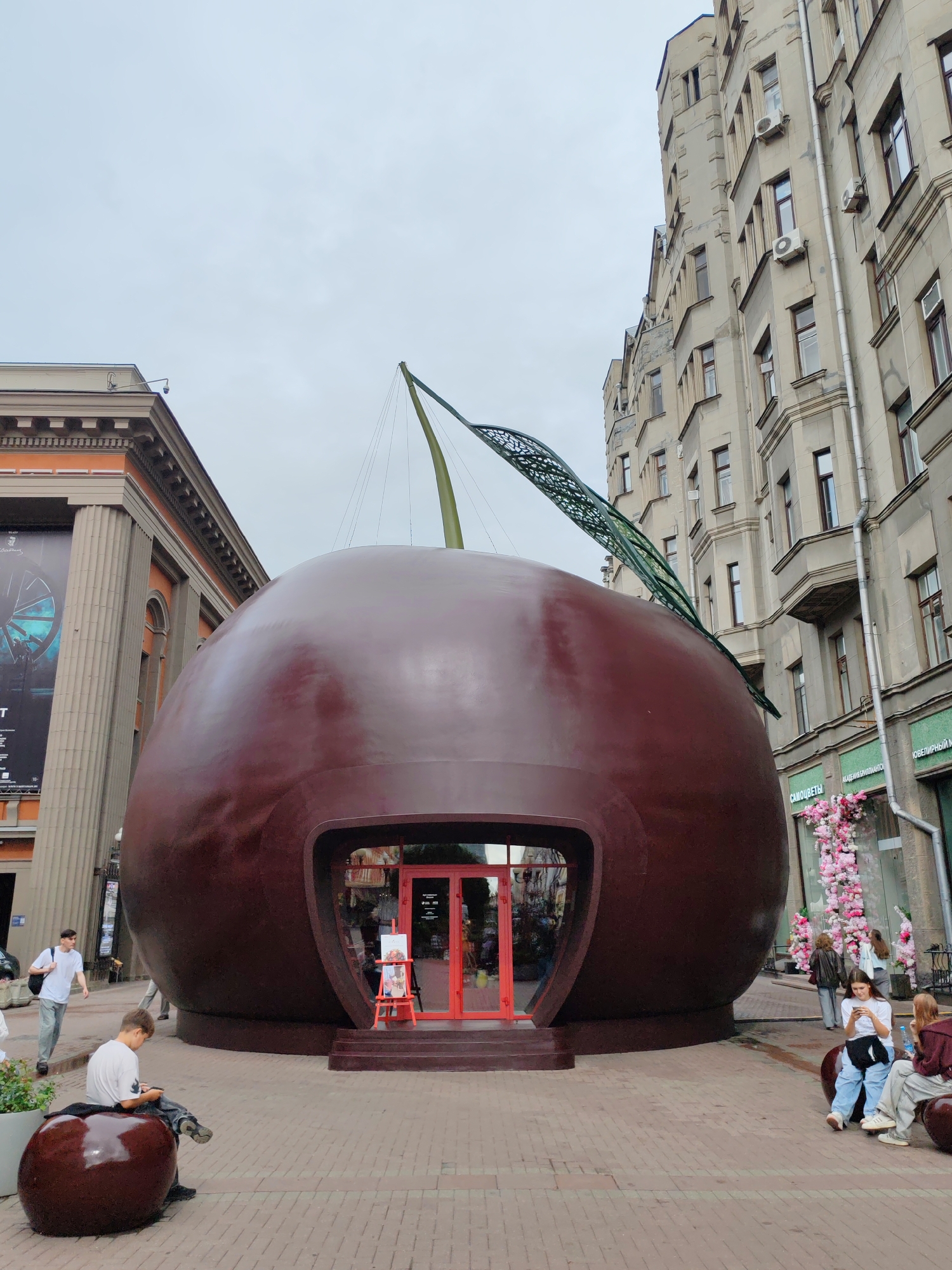 Moscow's busy pedestrian streets, robots, murals, and street life