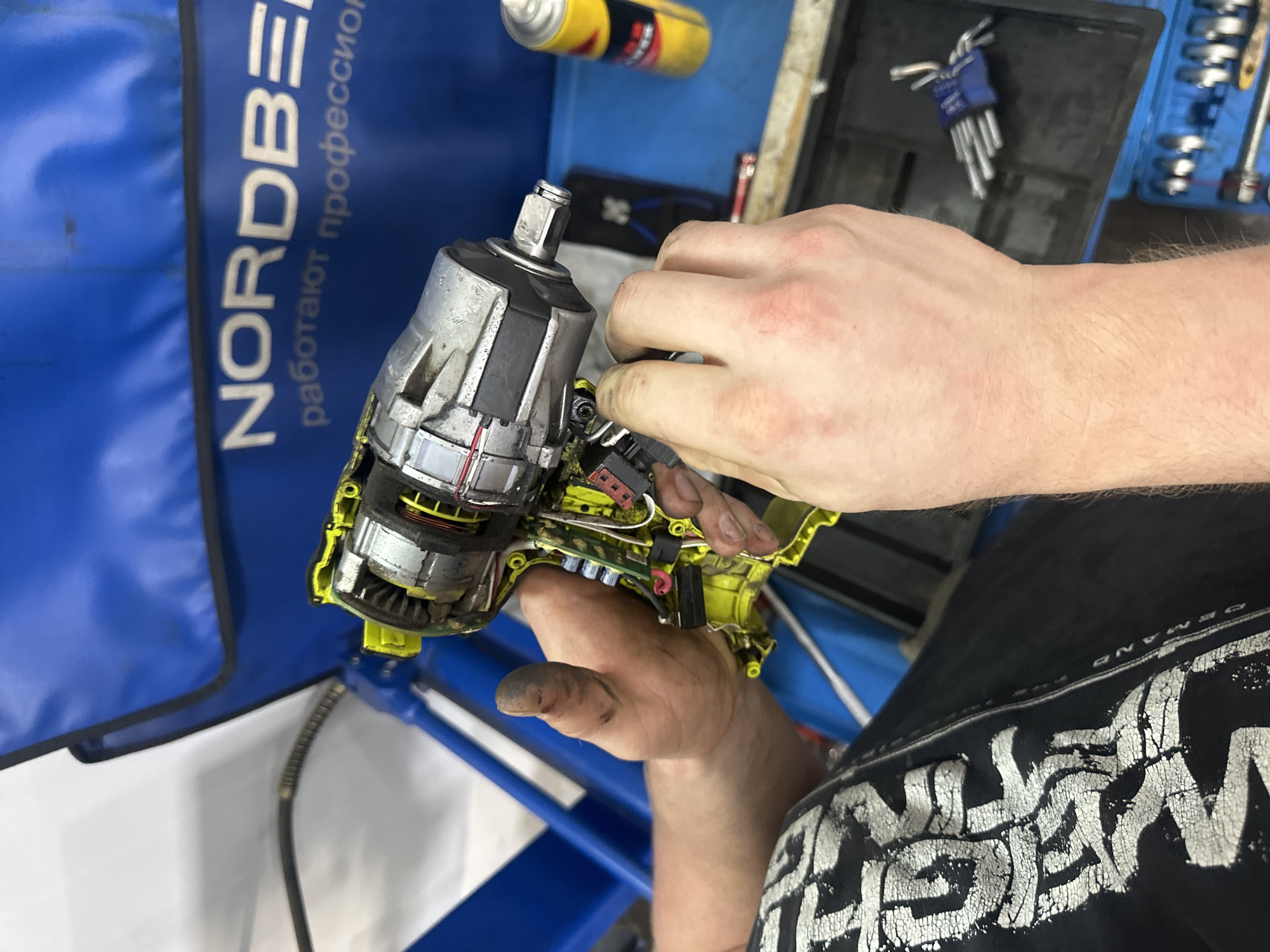 Power tool teardown and brake parts in a Blagoveshchensk workshop