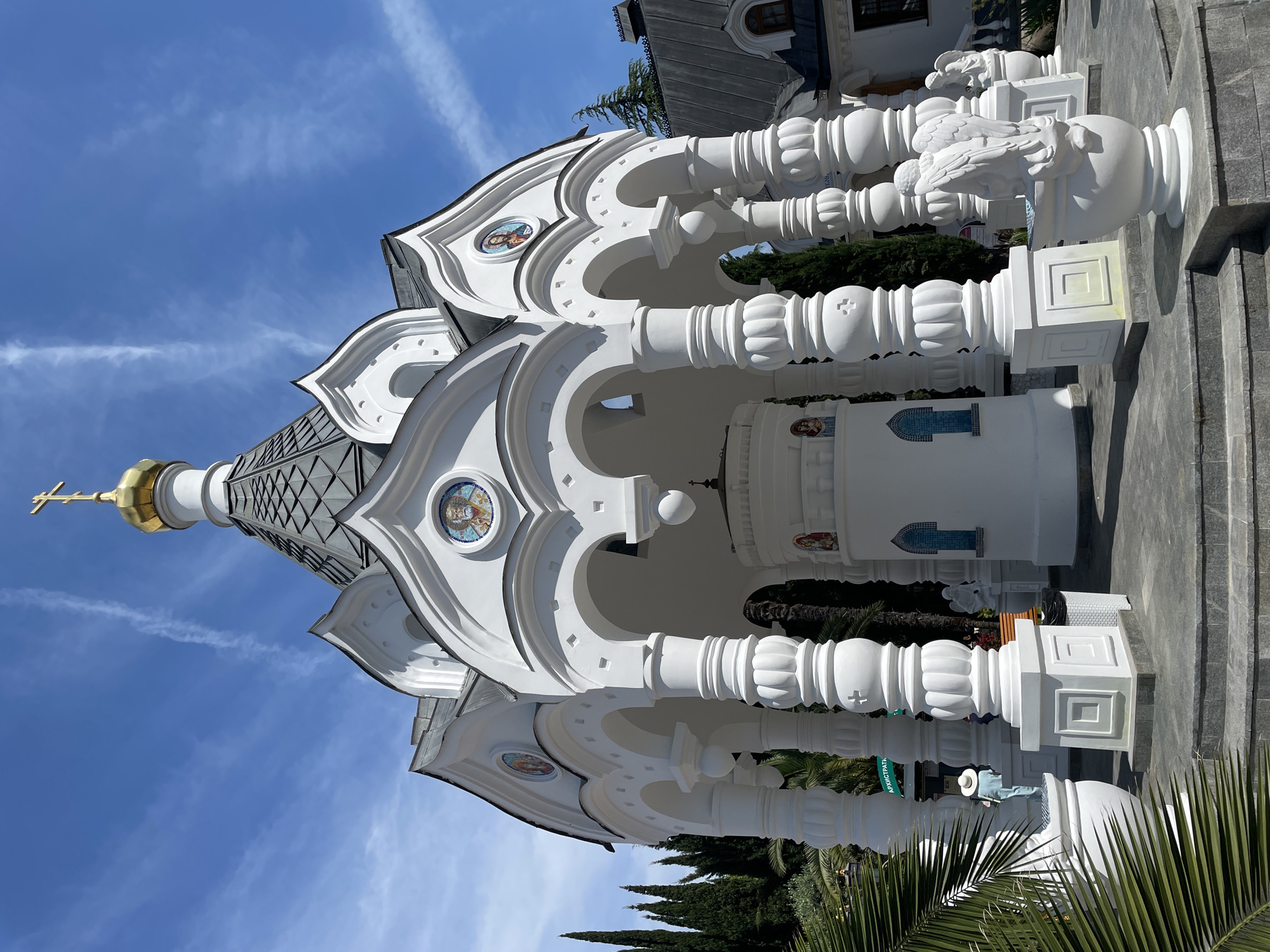 Tourist documents sunny morning tour of Sochi landmarks and parks