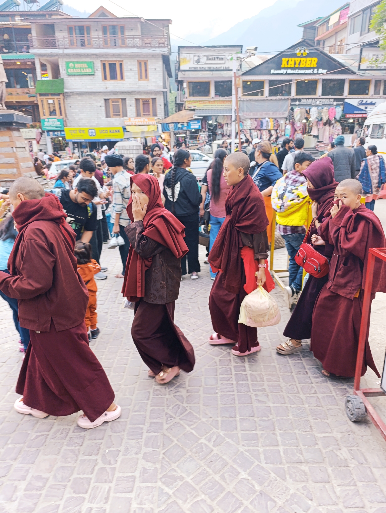 Summer afternoon street life across central Manali