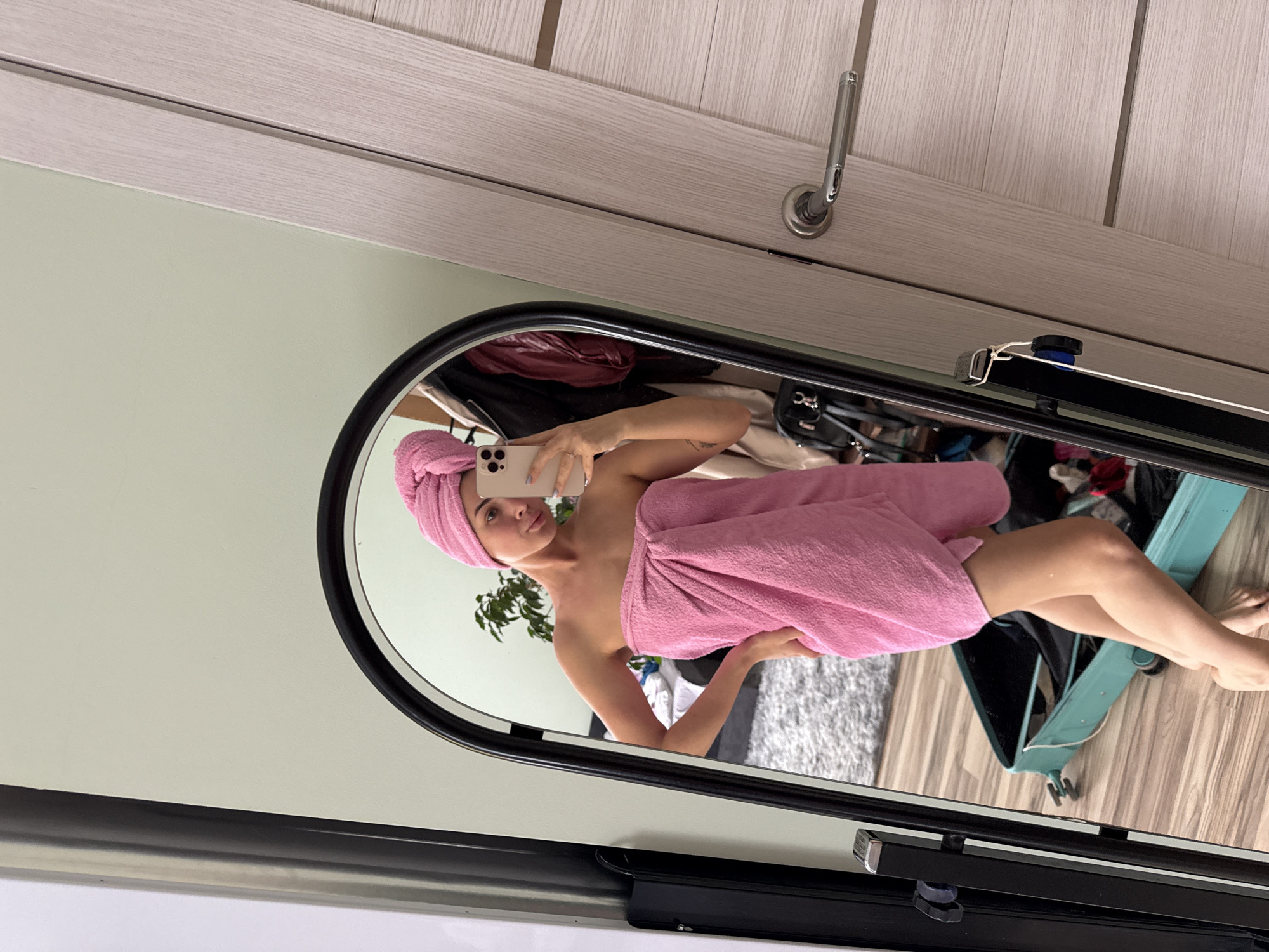 Woman documents morning routine with cat in Sarapul apartment