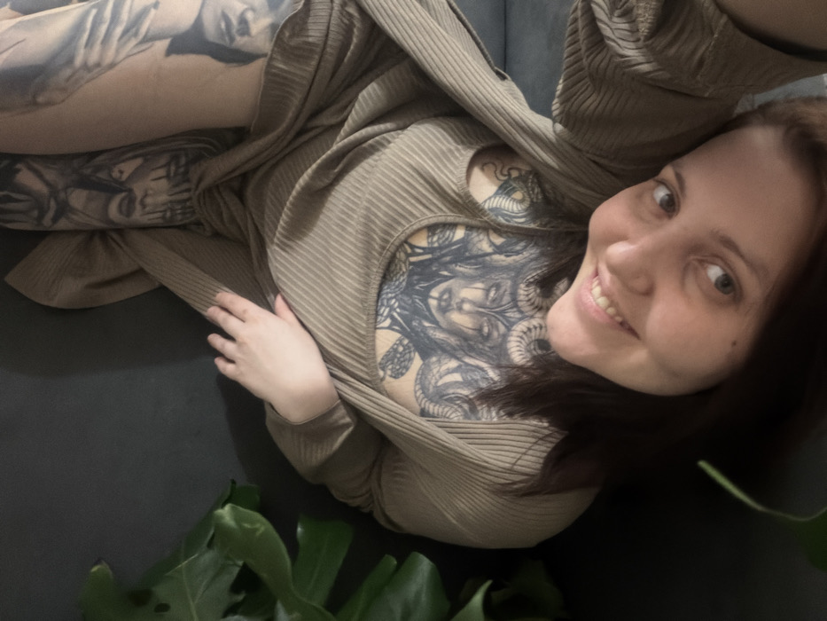 Tattooed woman's evening documented in Chaikovsky apartment with cat