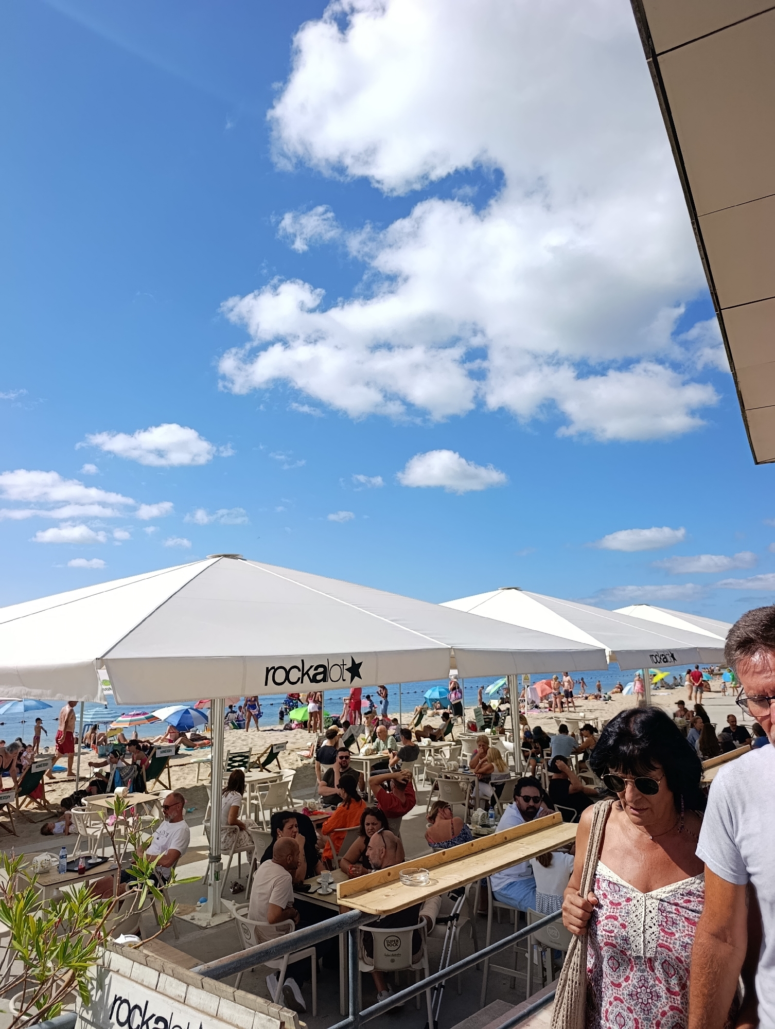 Crowded summer day at a Setúbal beachside spot