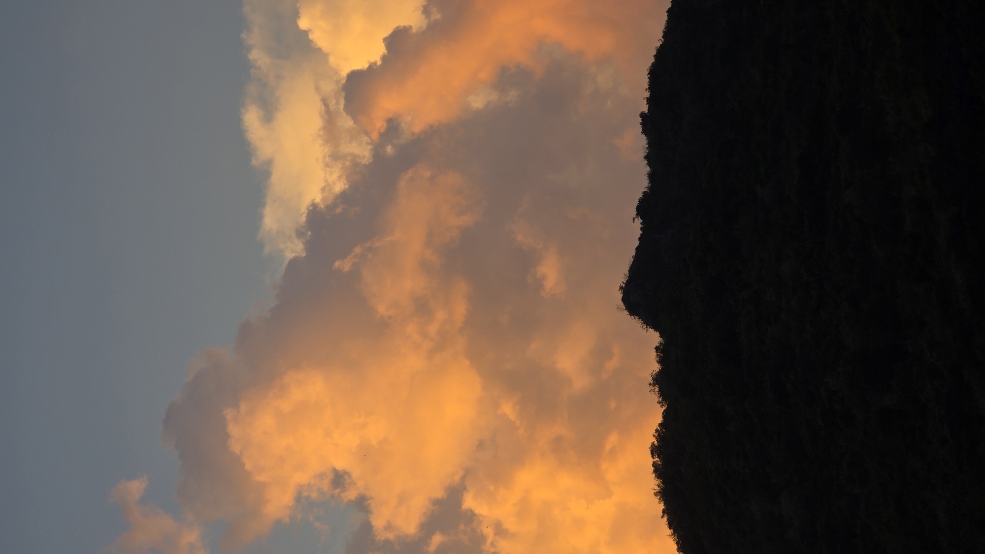 Sunset captured by witnesses in Bac Nha Trang Ward