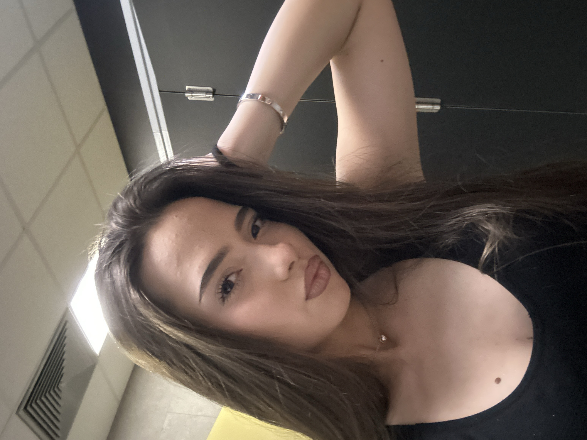 Woman documents gym visit with selfies in athletic wear