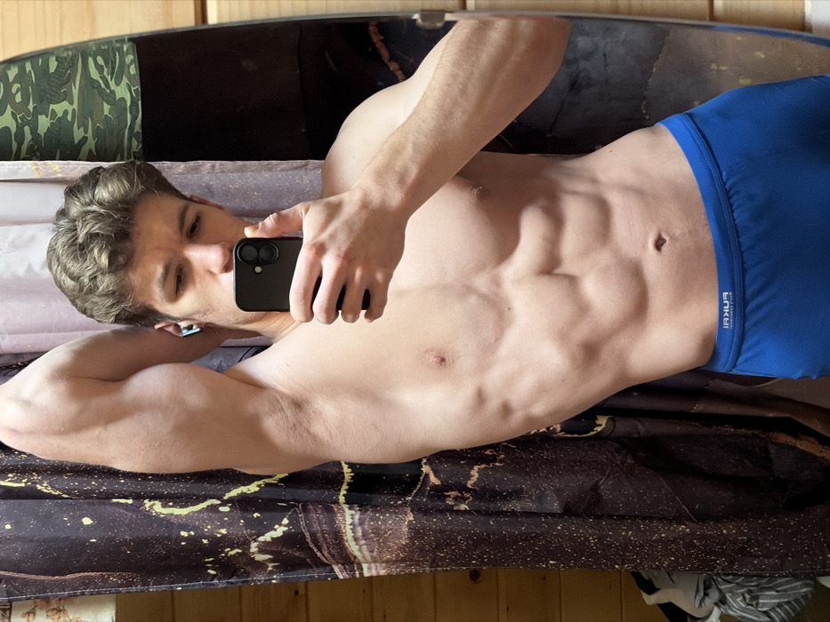 Man takes mirror selfies in underwear in Russia