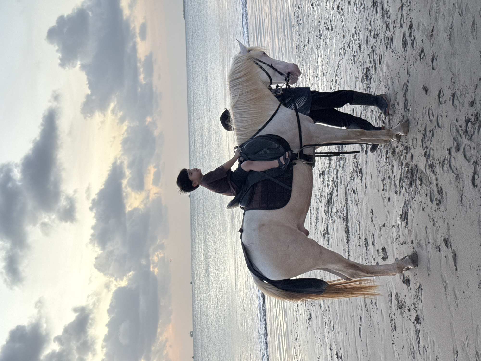 Beach life unfolds in Kuta Selatan: horses, acrobatics, romance