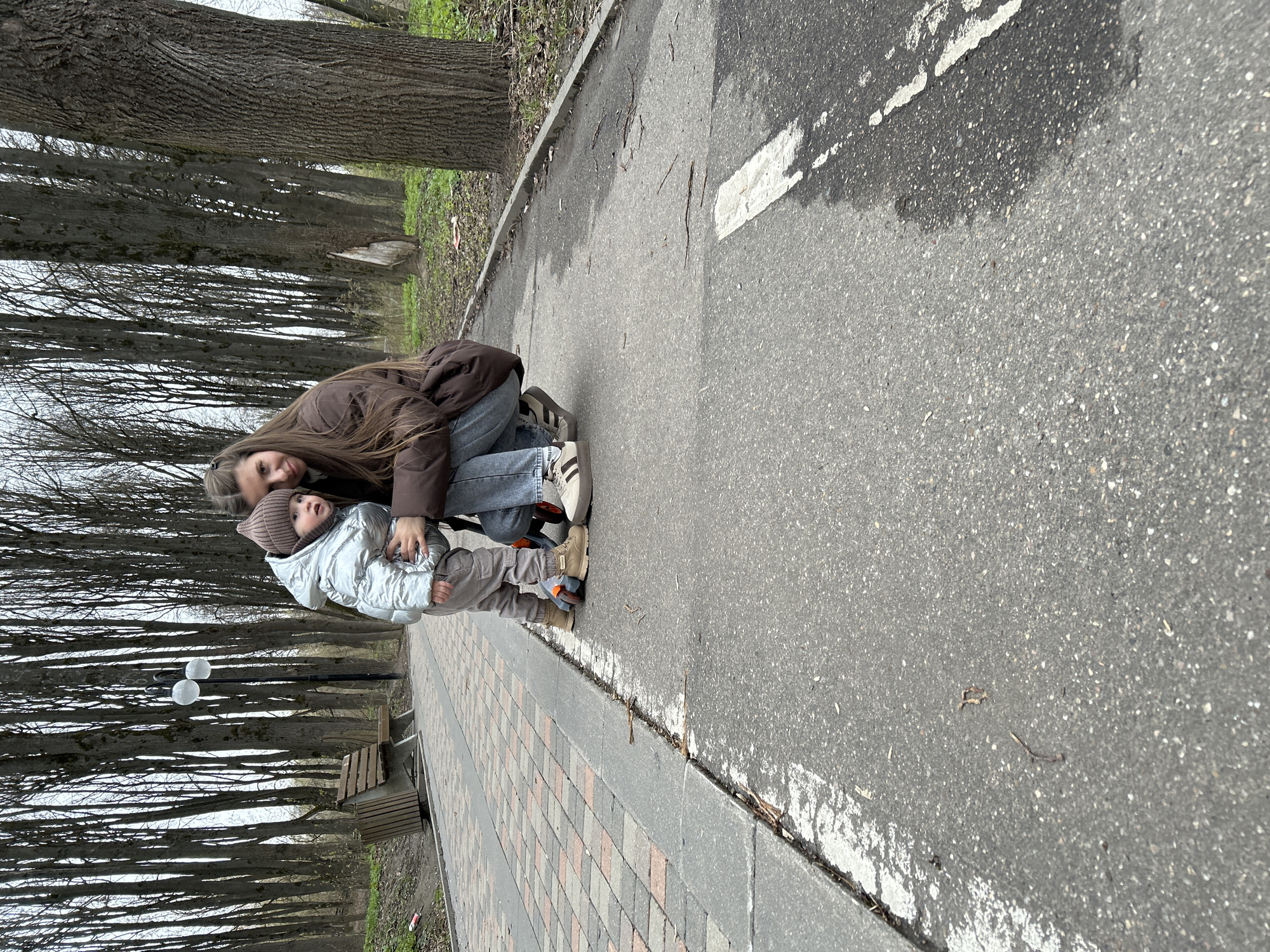 Ordinary afternoon moments captured in Klin park, Russia