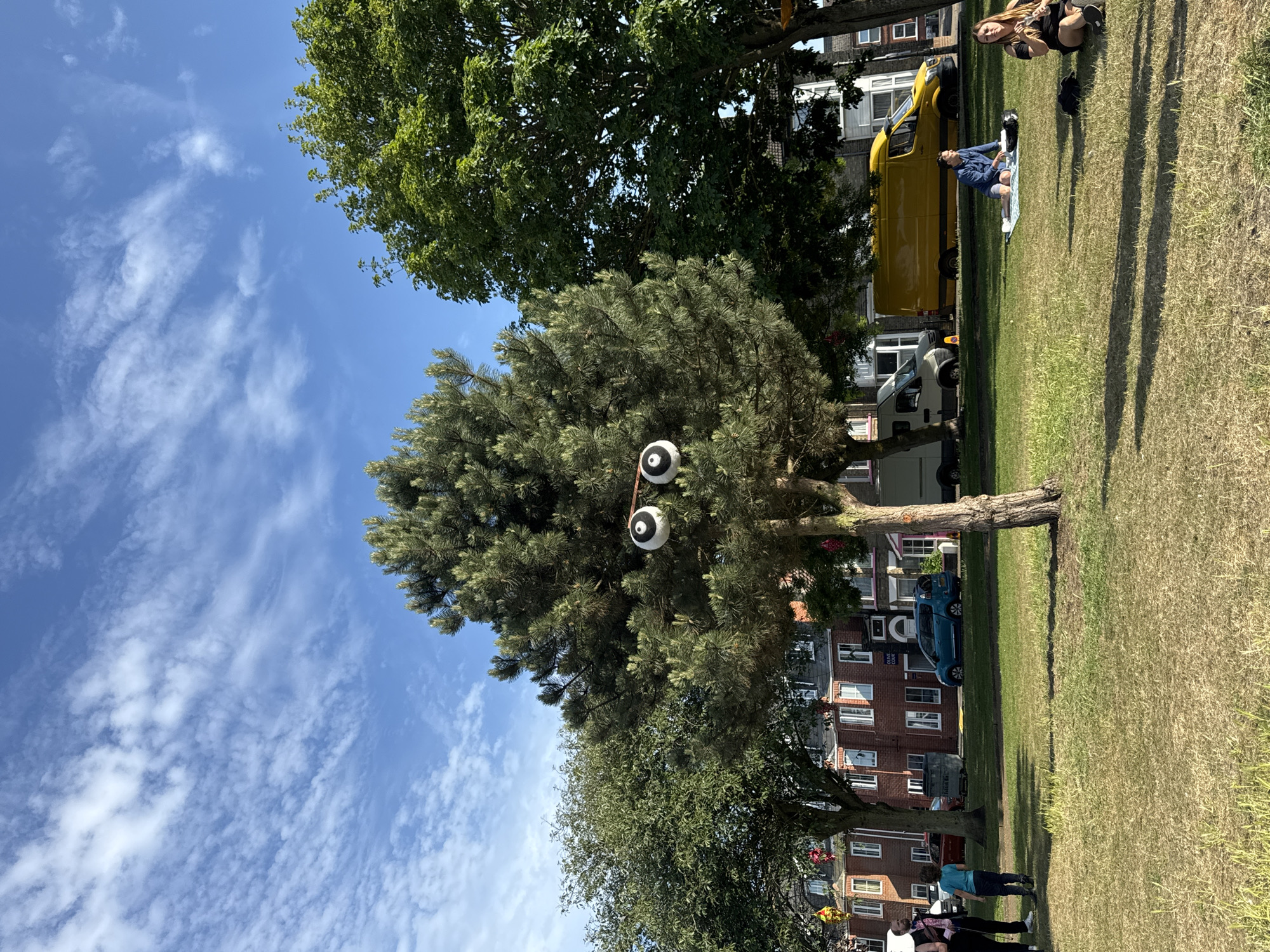 Street performer draws crowd in decorated Great Yarmouth park
