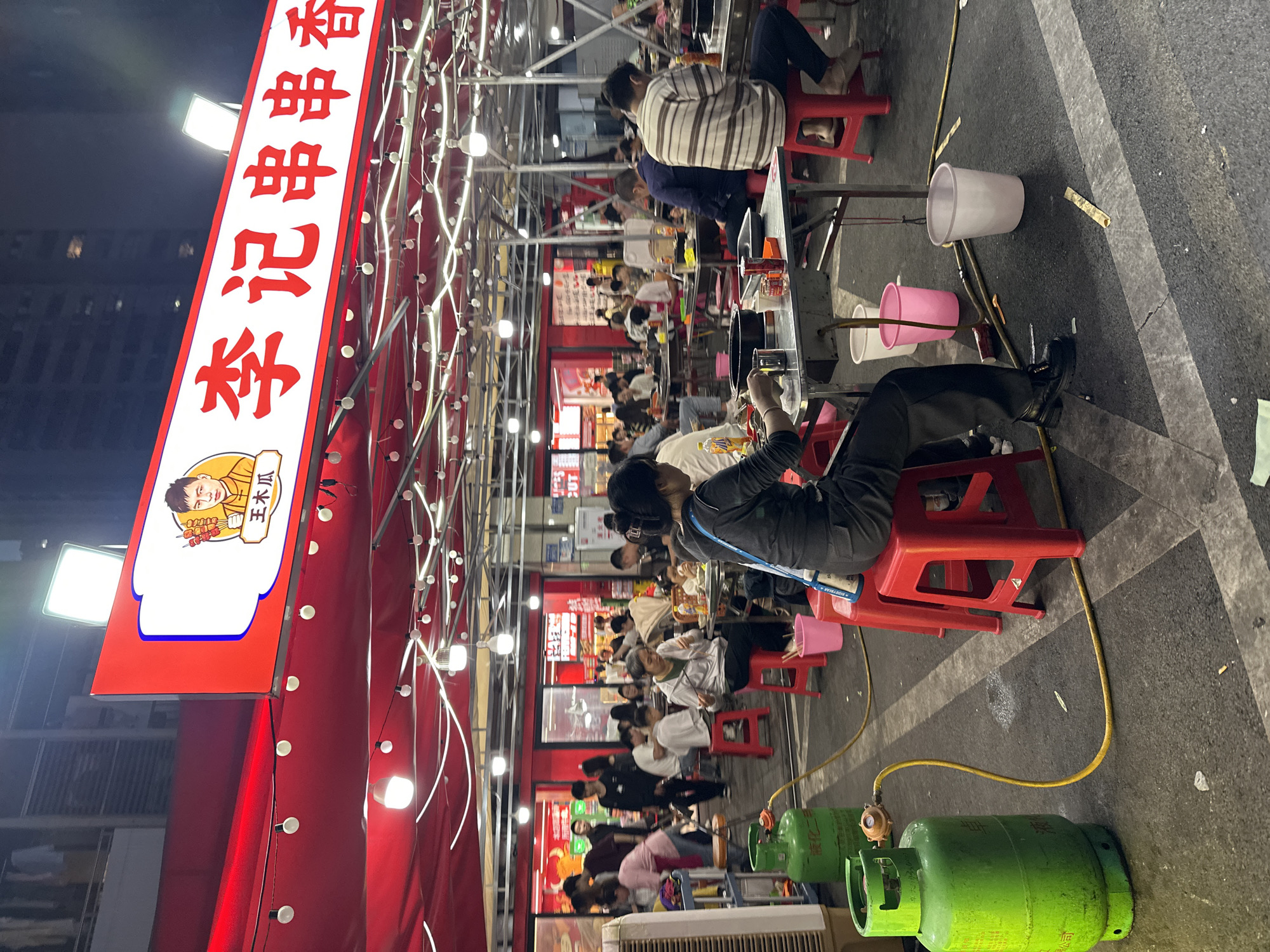 Busy street food market draws crowds in Chongqing High-tech Zone