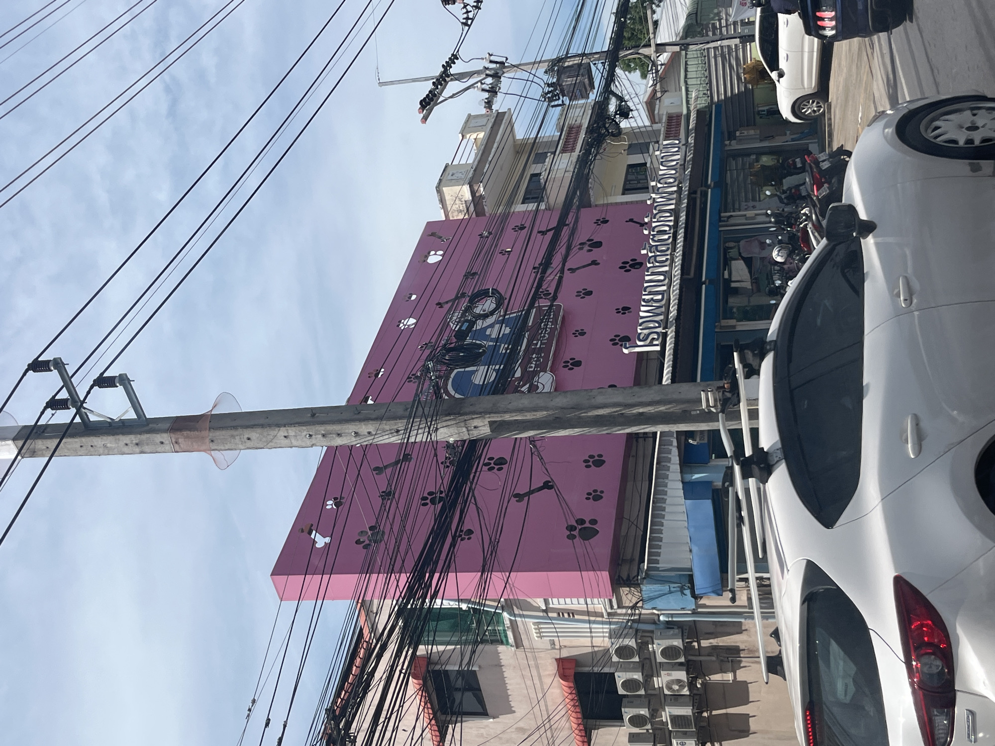Routine traffic documented on Chalong streets during four-minute window