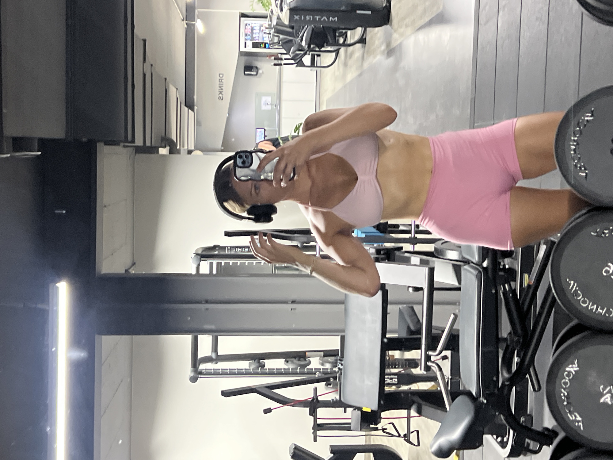 Gym selfie session in pink workout gear, Teising