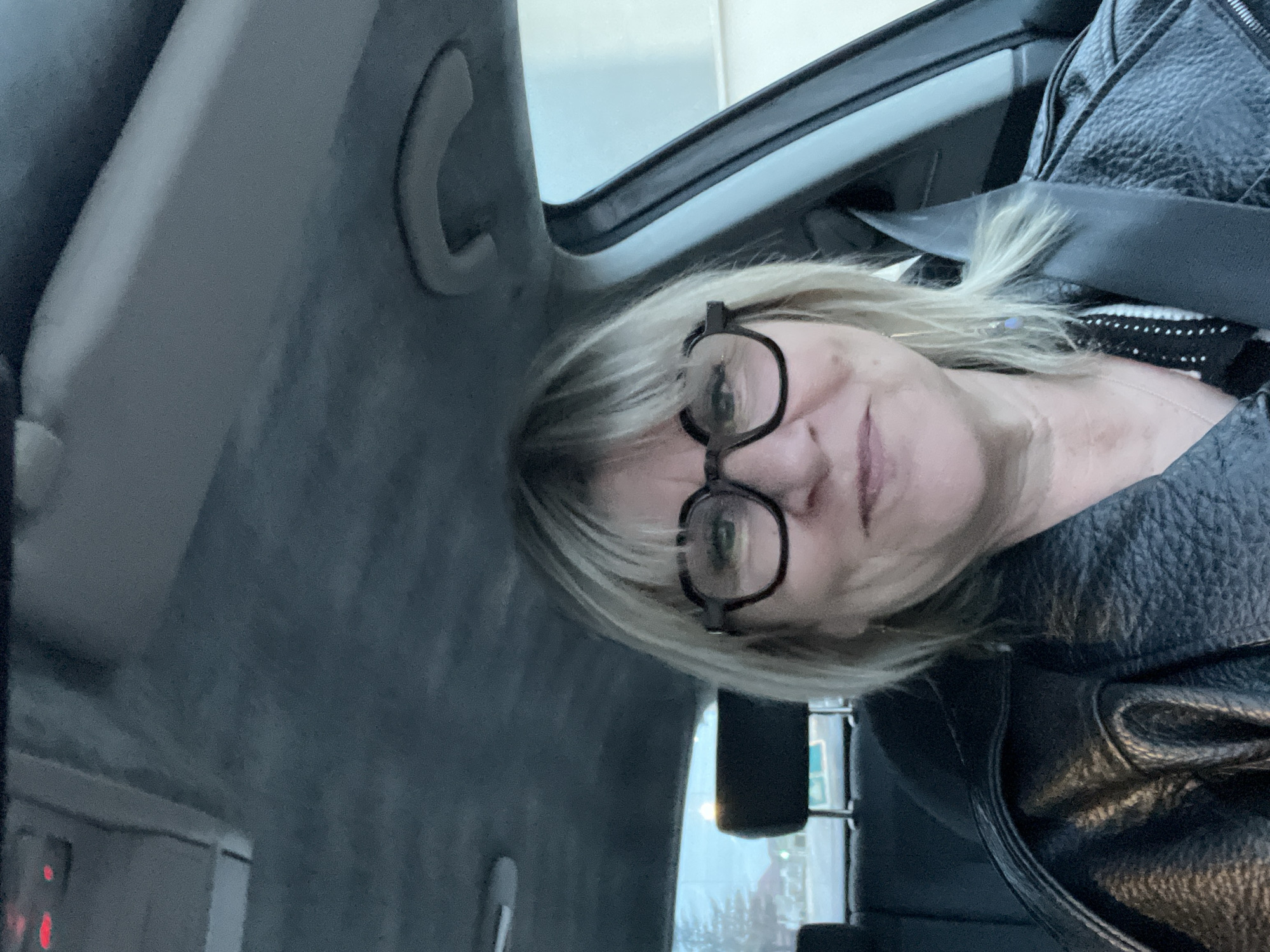 Woman in black jacket observed in car in Saint-Galmier