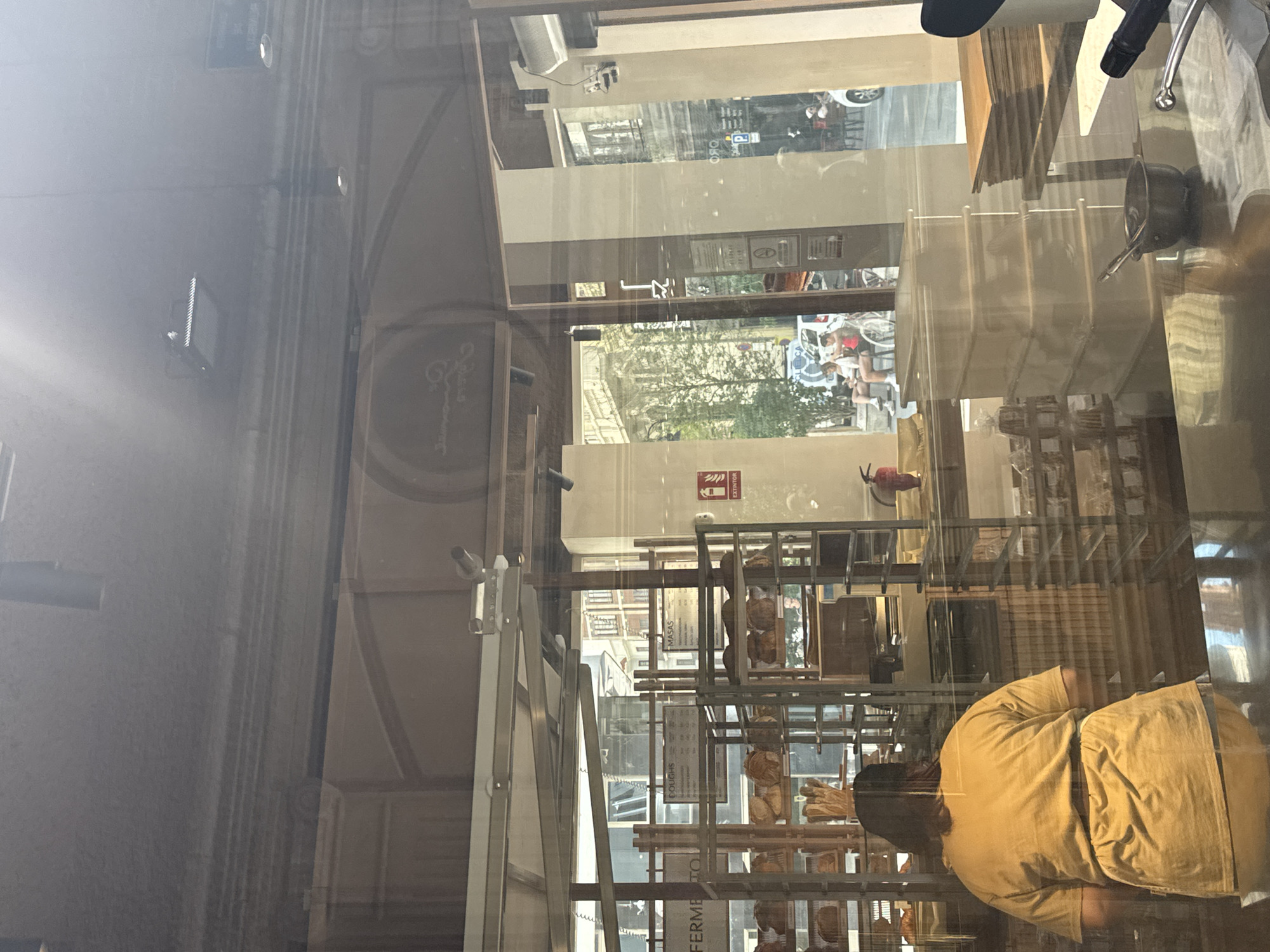 Routine Valencia street scenes documented during morning hours