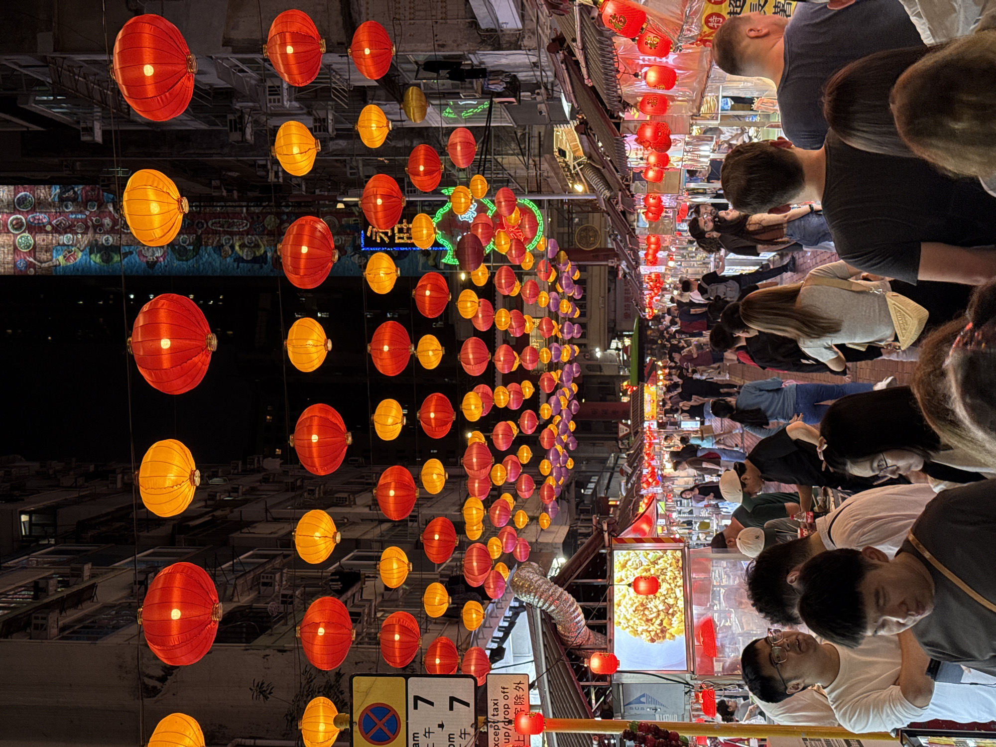 Lantern festival draws crowds to Hong Kong street market