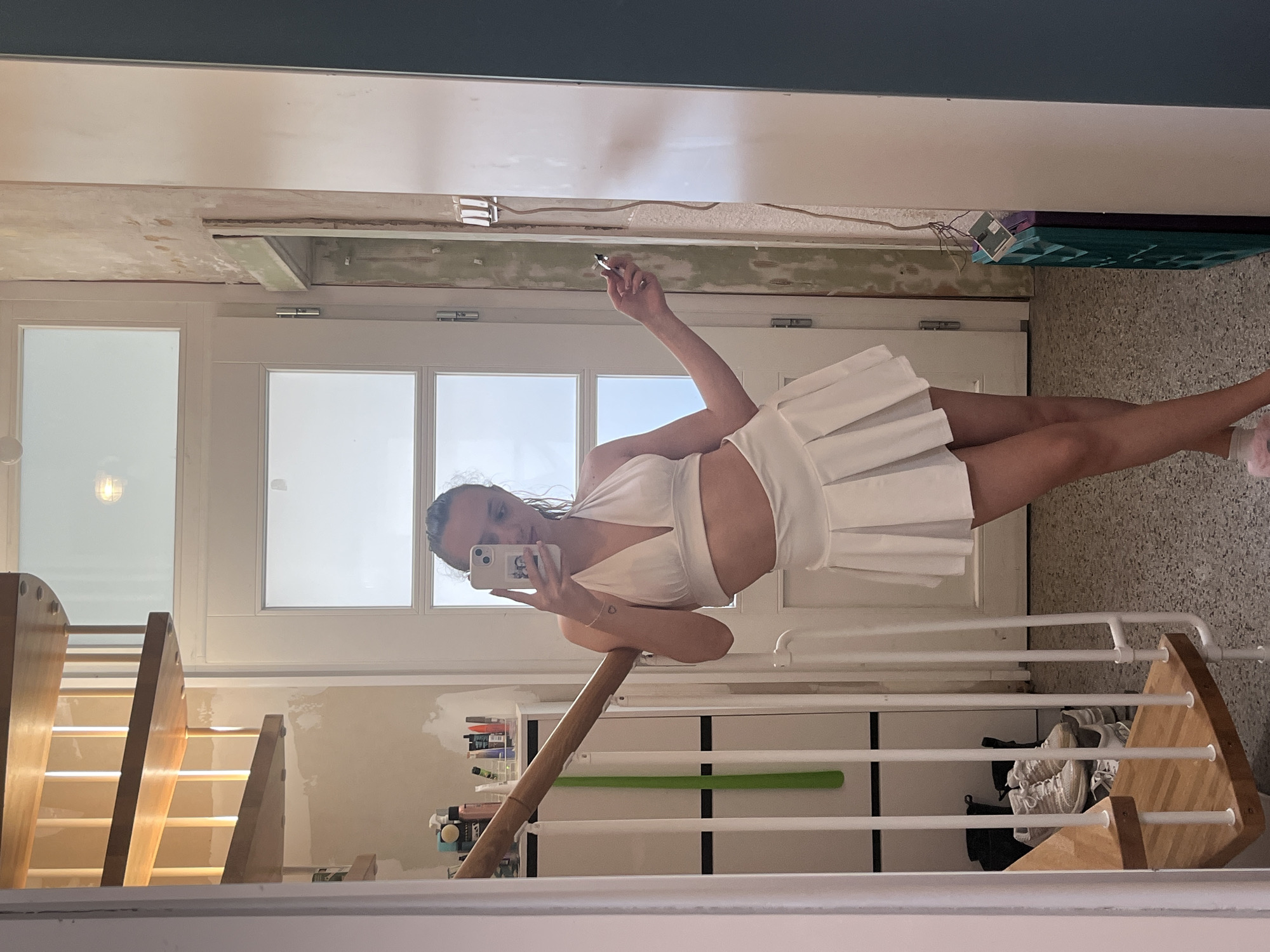 Woman takes multiple selfies during home renovation in Saarbrücken