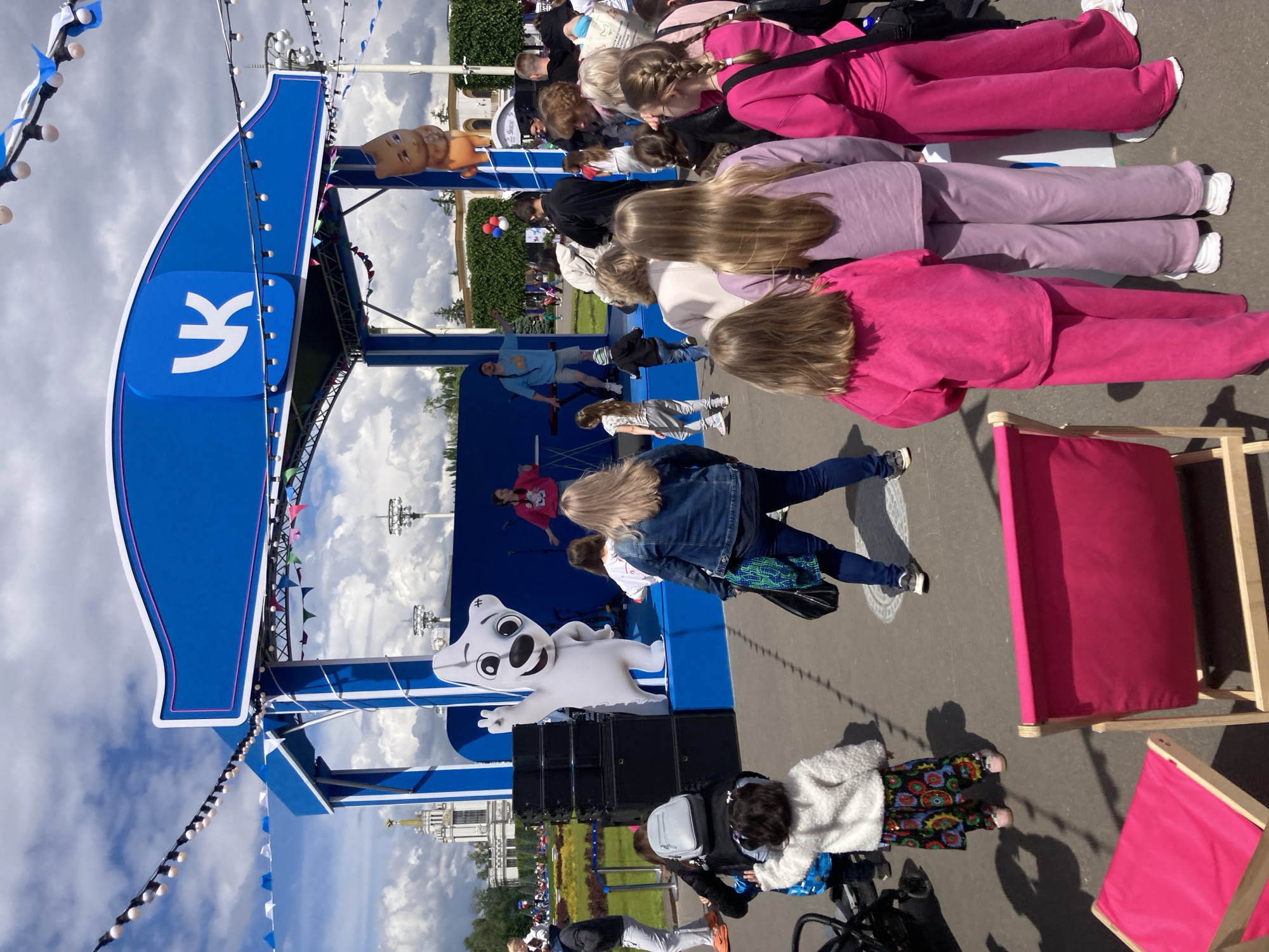 Crowds gather at Moscow's VDNKh exhibition center during morning event