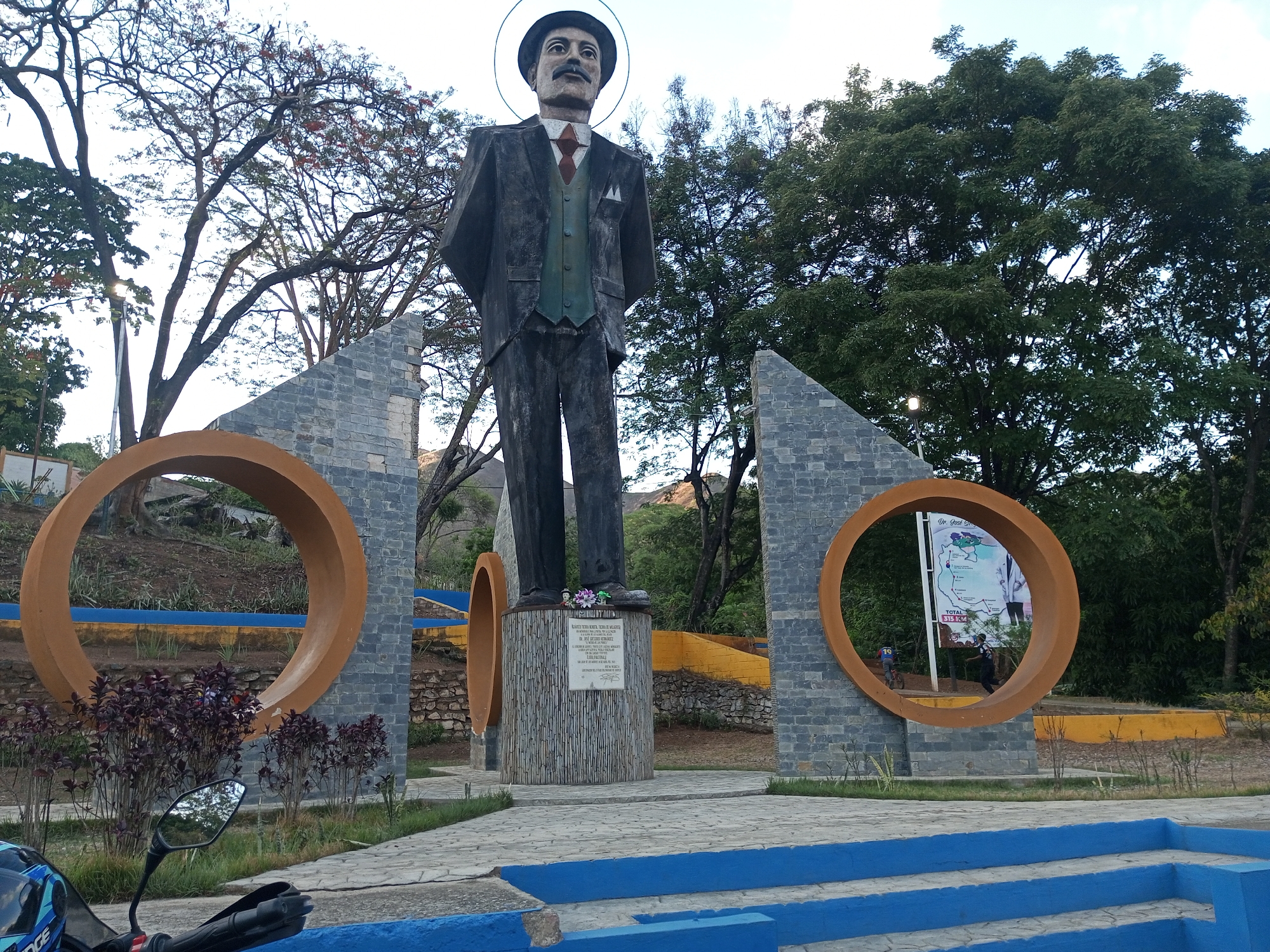 Monument observed in San Juan de Los Morros park