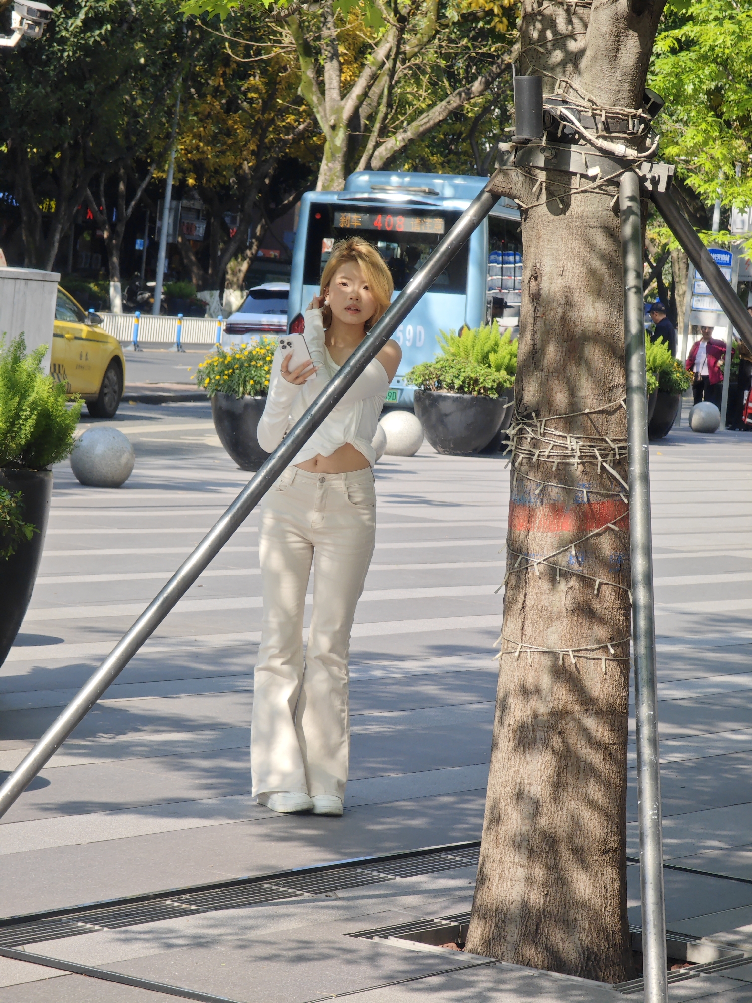 Morning scenes captured across busy Yuzhong District commercial areas
