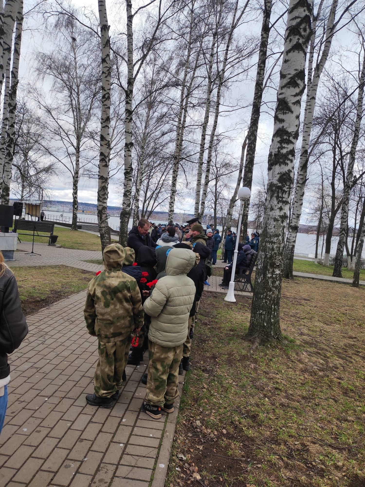 Memorial gathering with flowers draws residents in Votkinsk park
